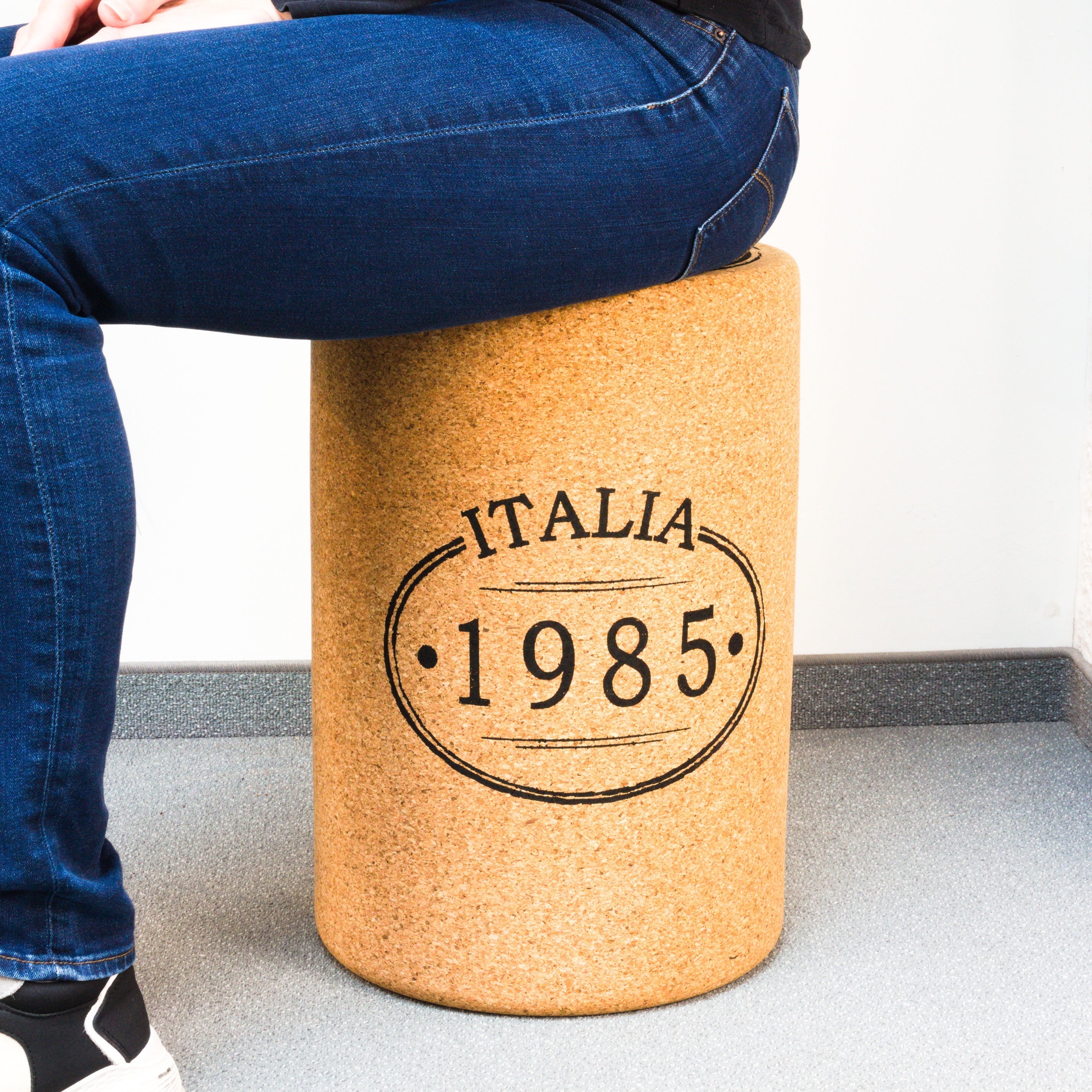 verKORKst Premium Barhocker aus Kork in Form eines XL Weinkorken