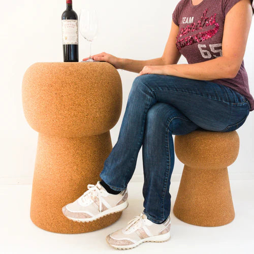 verKORKst Sitzmöbel Barhocker Bartisch aus Kork in Form eines Champagner-Korken