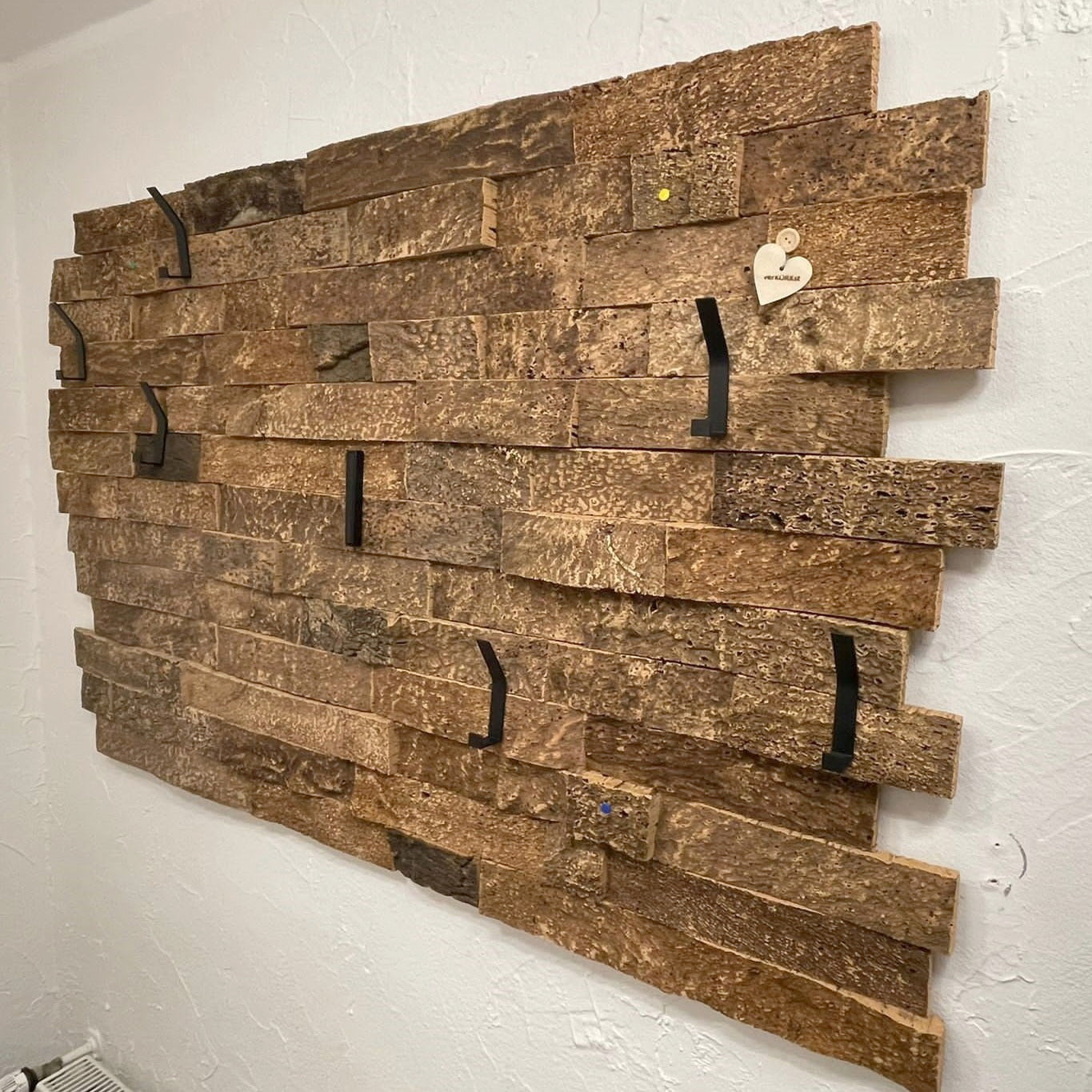 Wand-Garderobe aus Korkfliesen