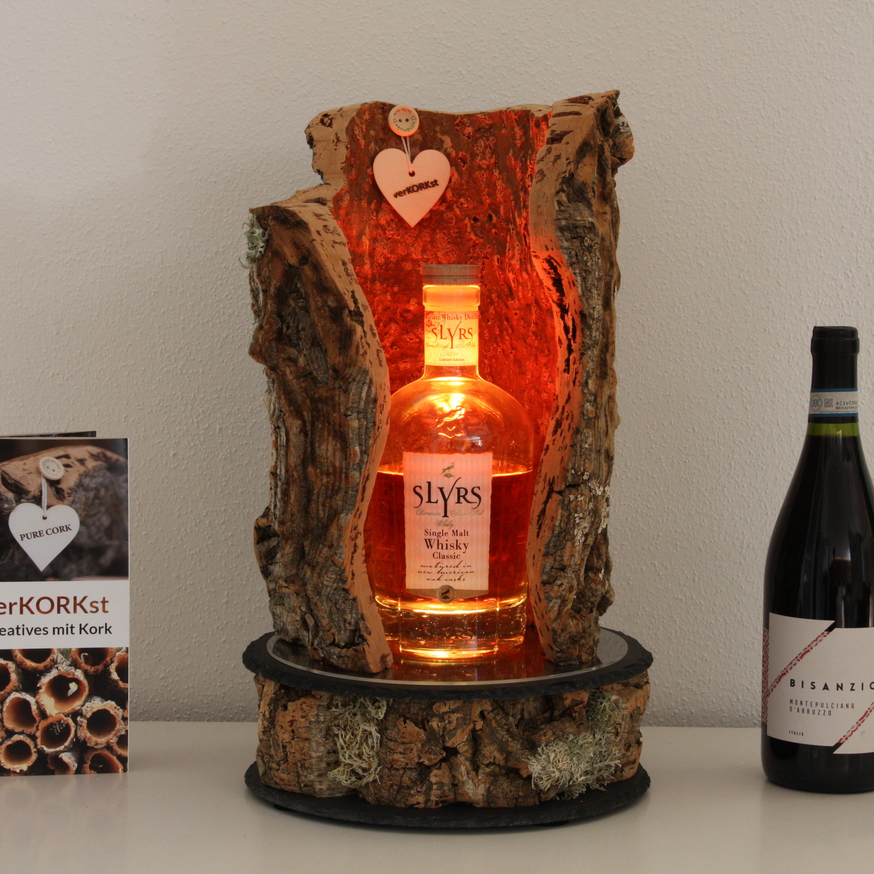 verKORKst Premium LED Flaschen Präsenter * Weinflaschen Präsentation Holz * hochwertige Präsentation von Weinflaschen Whiskey Spirituosen * handmade
