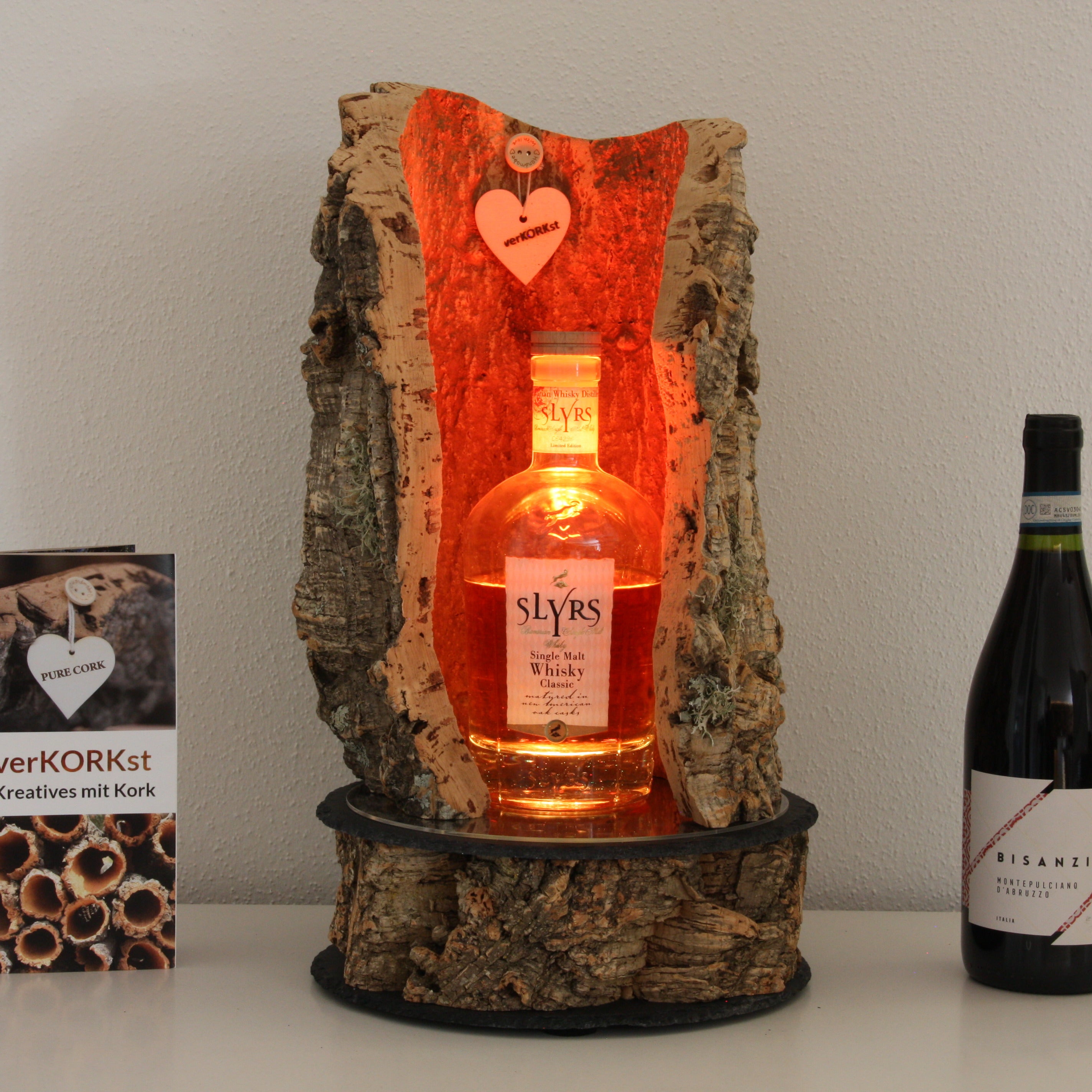 verKORKst Premium LED Flaschen Präsenter * Weinflaschen Präsentation Holz * hochwertige Präsentation von Weinflaschen Whiskey Spirituosen * handmade