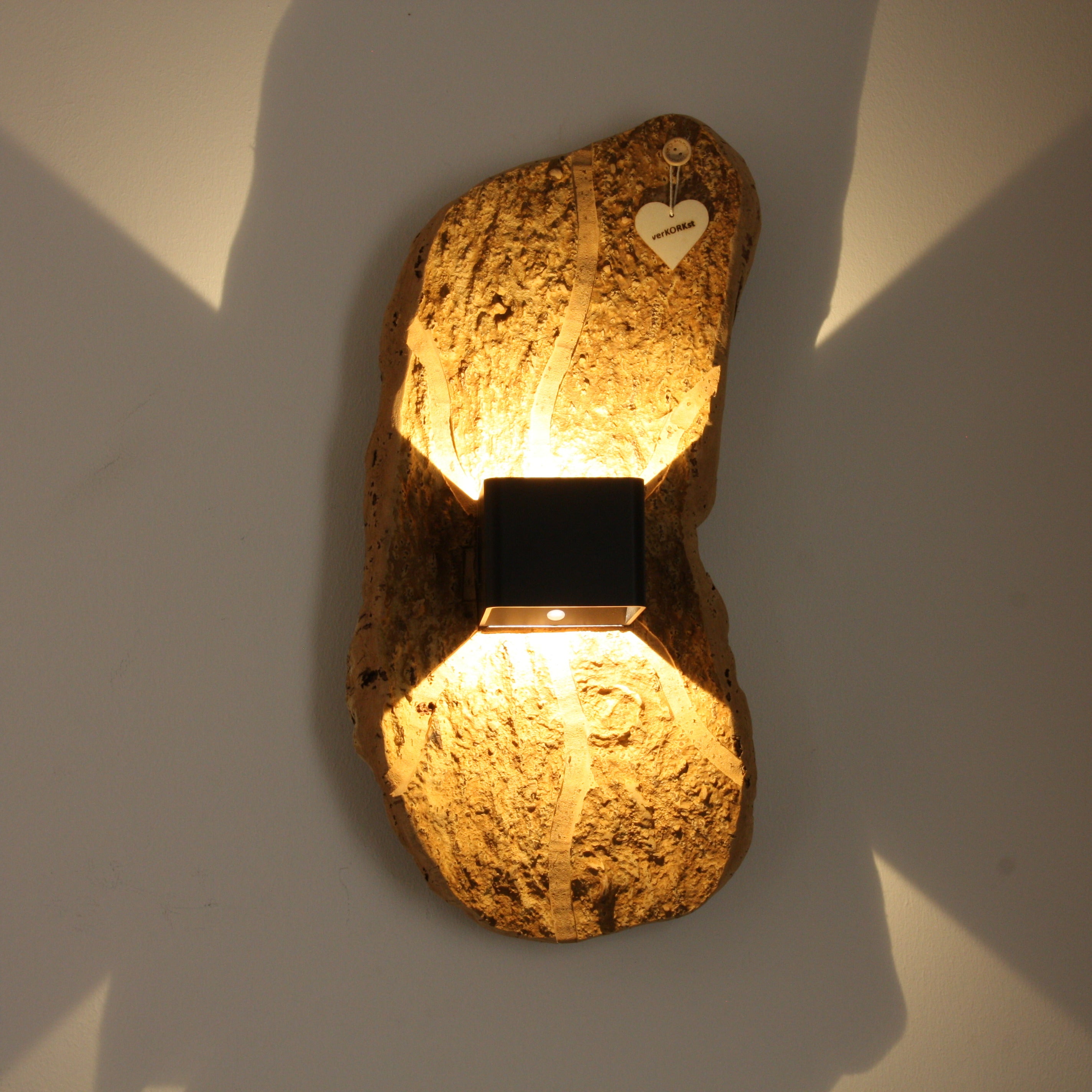 verKORKst Premium Wandlampe kabellos aus Korkrinde * Akku aufladbar * Bewegungssensor * Exklusive Vintage Wandleuchte im Landhausstil * handmade in Germany