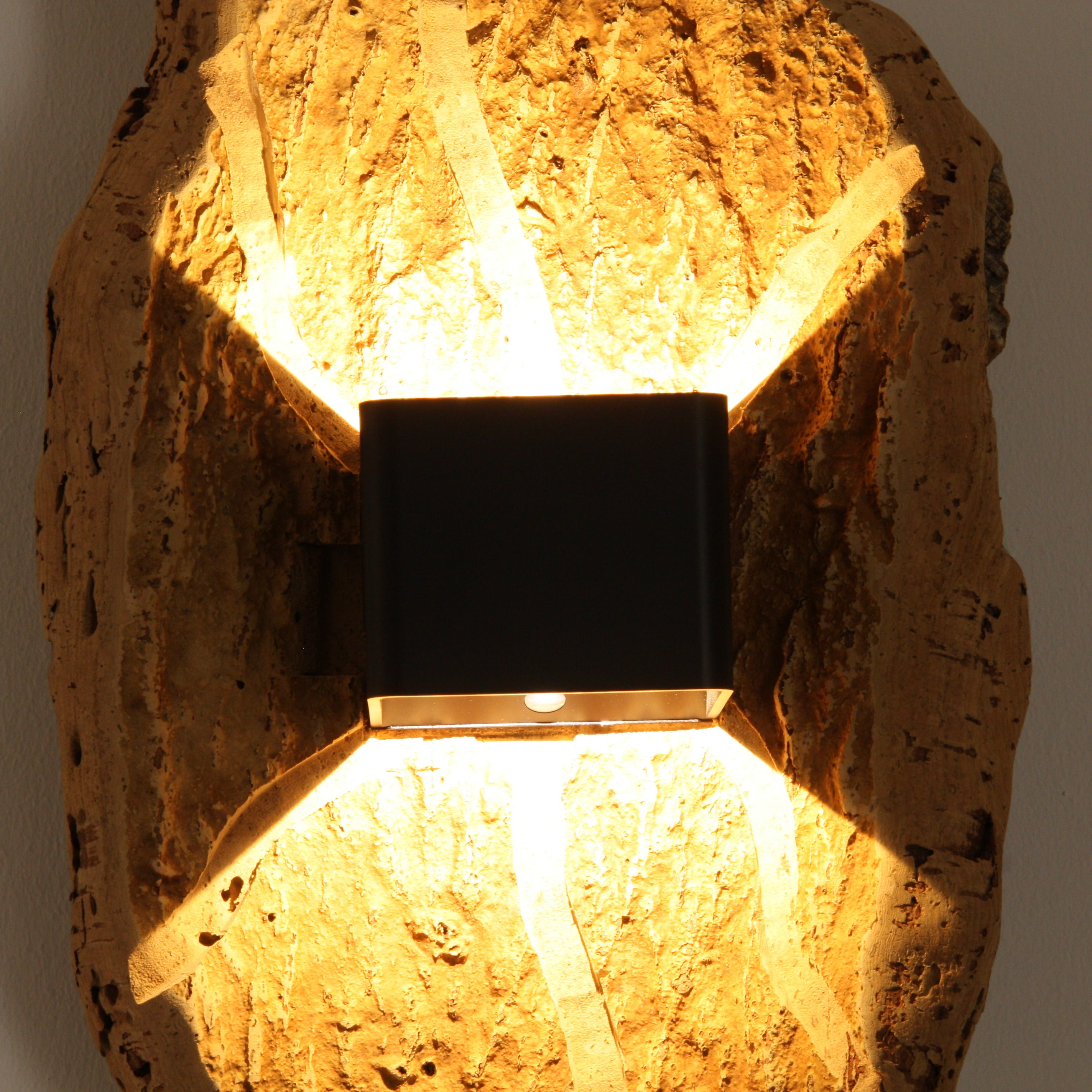 verKORKst Premium Wandlampe kabellos aus Korkrinde * Akku aufladbar * Bewegungssensor * Exklusive Vintage Wandleuchte im Landhausstil * handmade in Germany