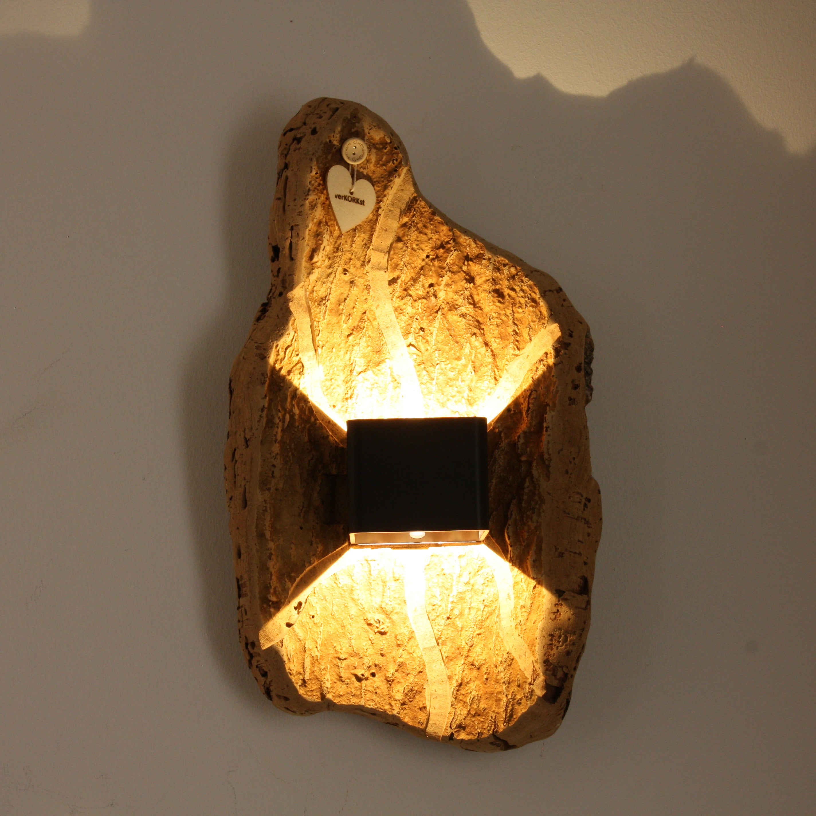 verKORKst Premium Wandlampe kabellos aus Korkrinde * Akku aufladbar * Bewegungssensor * Exklusive Vintage Wandleuchte im Landhausstil * handmade in Germany