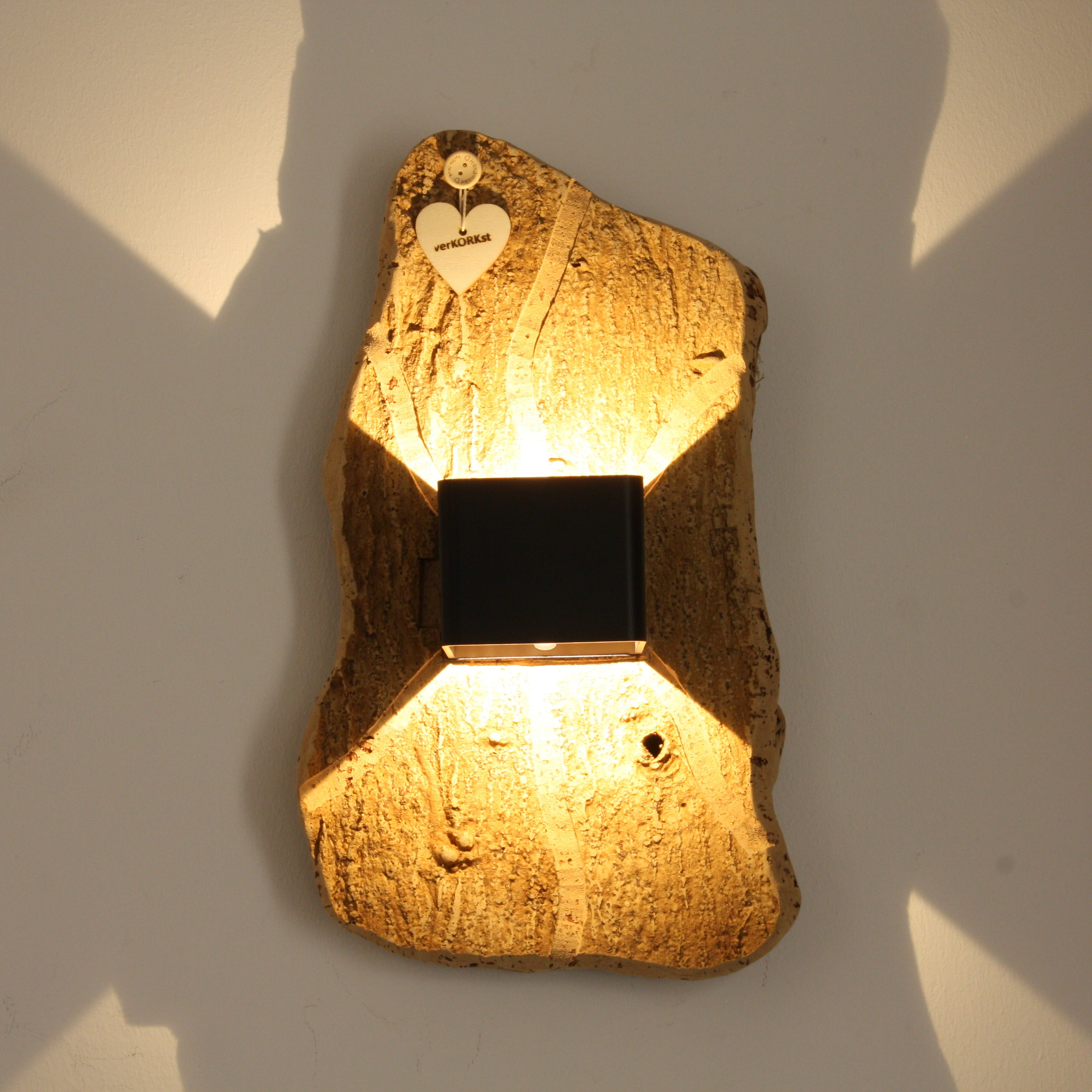 verKORKst Premium Wandlampe kabellos aus Korkrinde * Akku aufladbar * Bewegungssensor * Exklusive Vintage Wandleuchte im Landhausstil * handmade in Germany