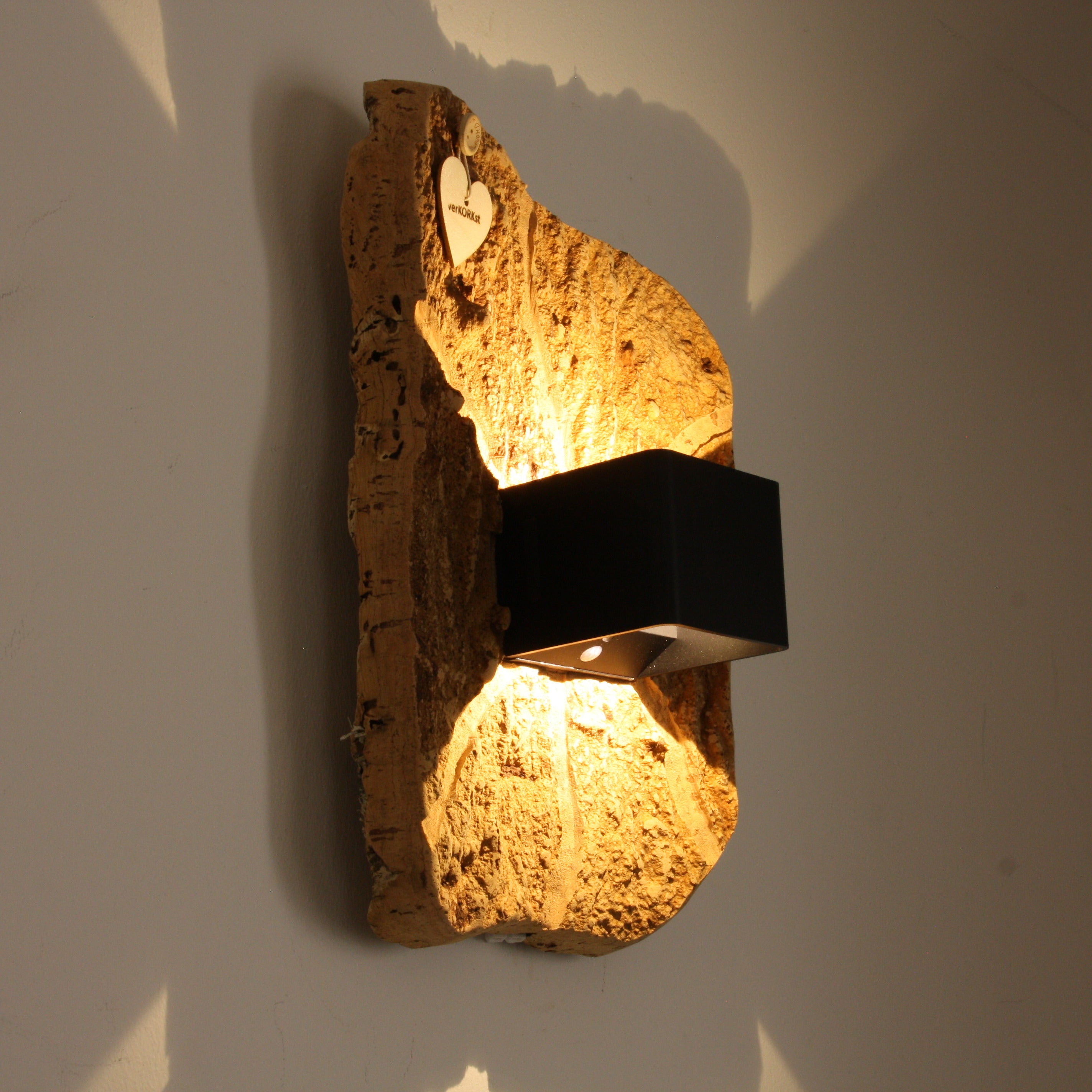 verKORKst Premium Wandlampe kabellos aus Korkrinde * Akku aufladbar * Bewegungssensor * Exklusive Vintage Wandleuchte im Landhausstil * handmade in Germany