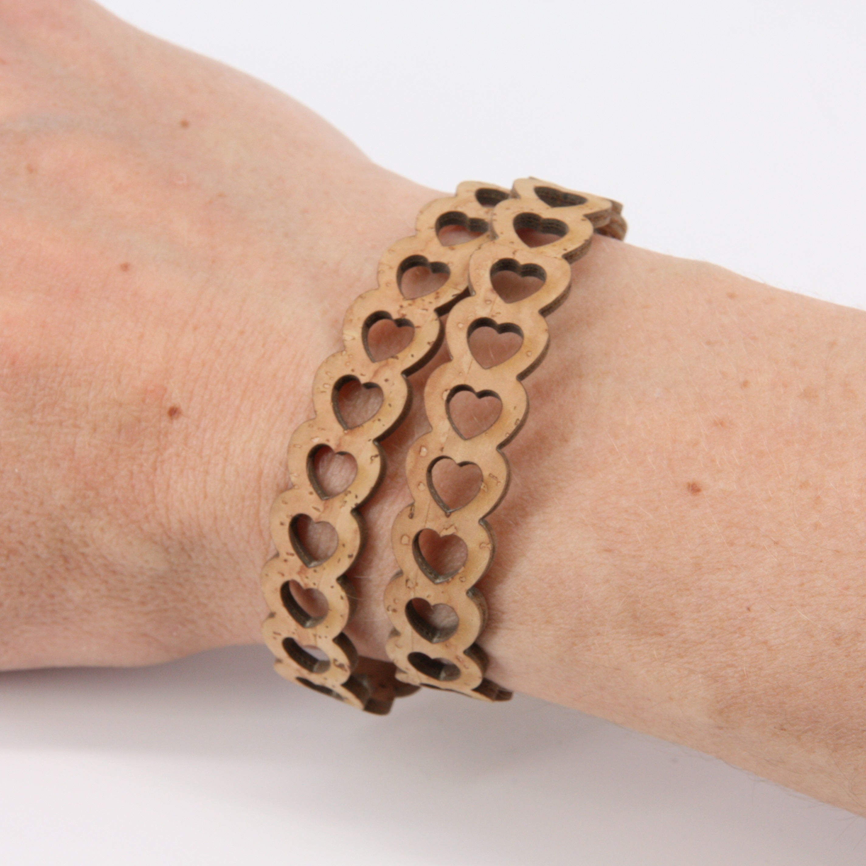 Armband aus Kork * Motiv kleine Herzen natur * handmade in Portugal * extrem nachhaltig * vegan * nickel- u. bleifrei