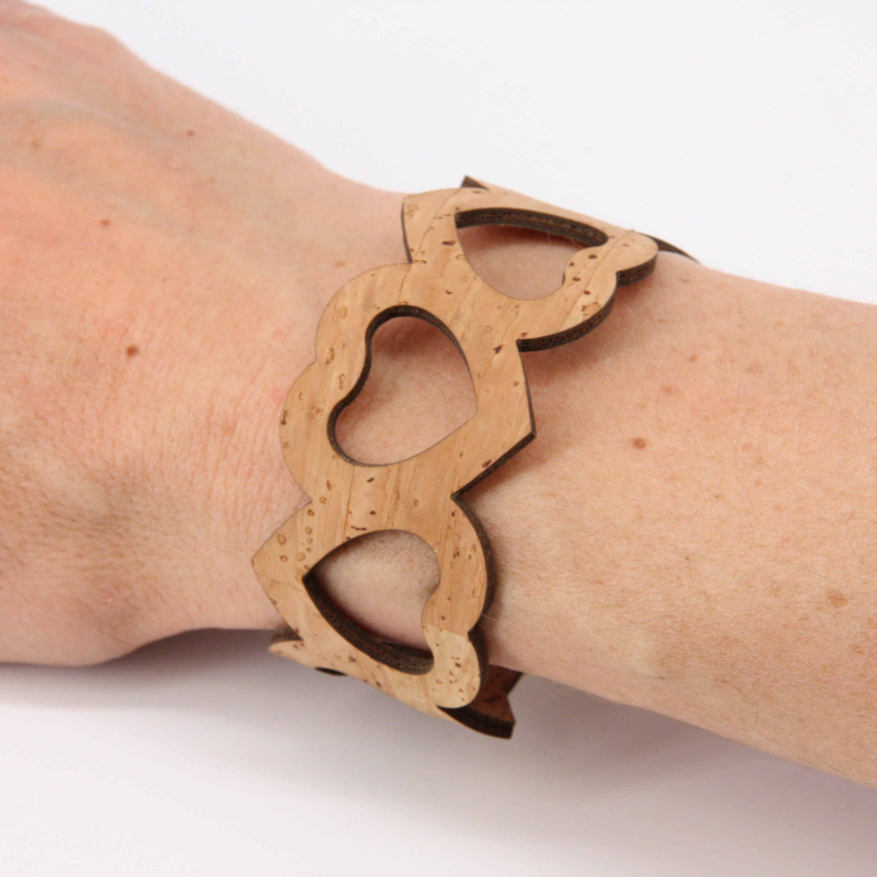 Armband aus Kork * Motiv große Herzen natur * handmade in Portugal * extrem nachhaltig * vegan * nickel- u. bleifrei