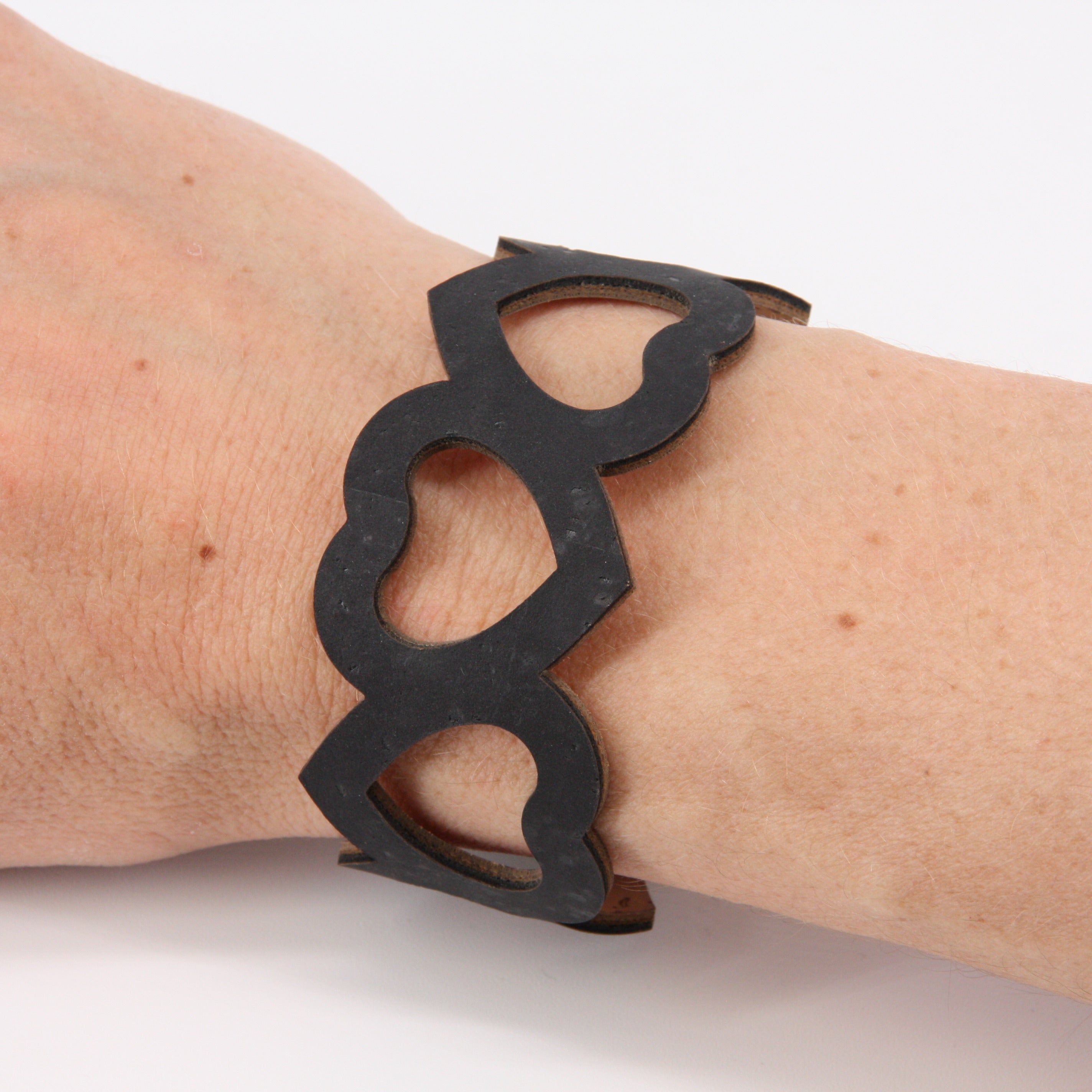Armband aus Kork * Motiv große Herzen schwarz * handmade in Portugal * extrem nachhaltig * vegan * nickel- u. bleifrei