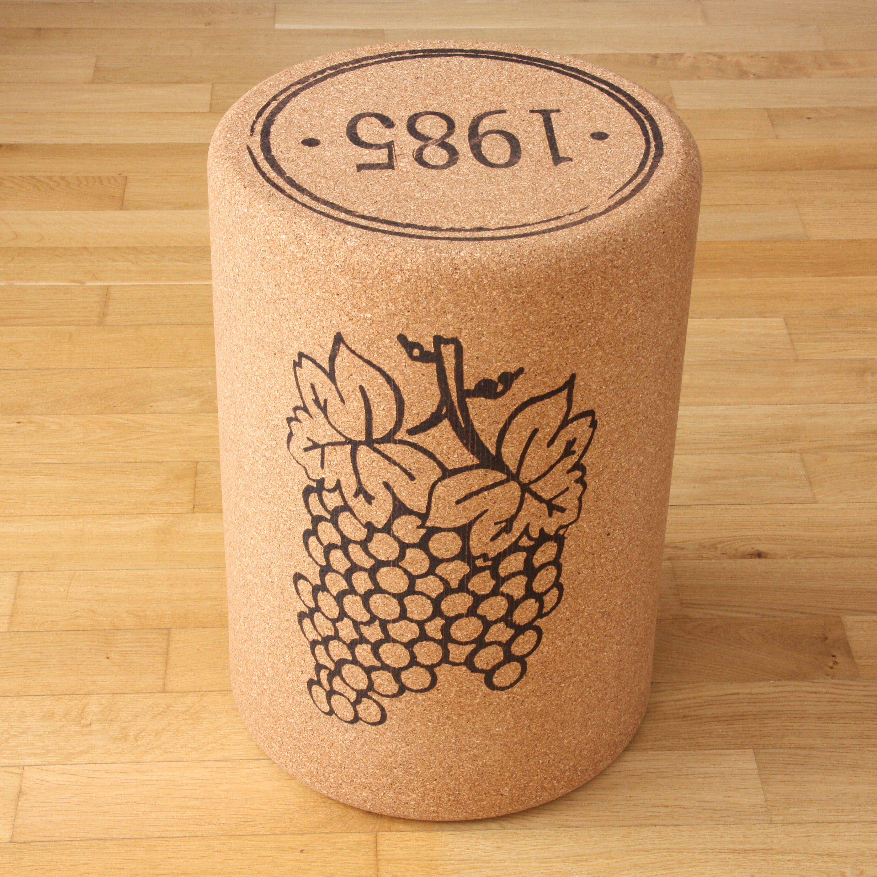 verKORKst Premium Kork-Hocker in Form ein riesigen Weinkorken * Individualisierbar * XL Kork Barhocker * Weinhocker * Bar Stool