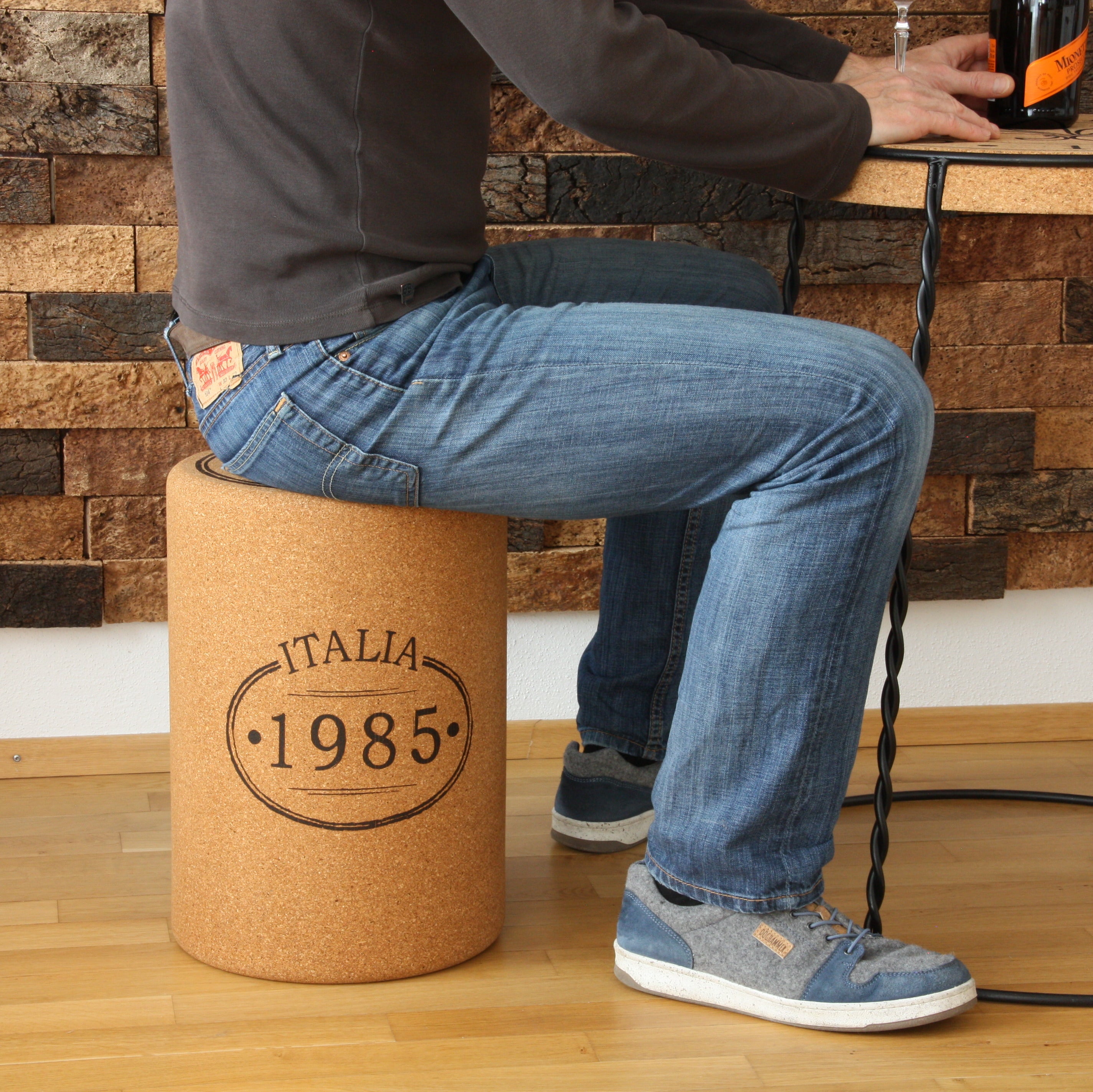 verKORKst Premium Kork-Hocker in Form ein riesigen Weinkorken * Individualisierbar * XL Kork Barhocker * Weinhocker * Bar Stool