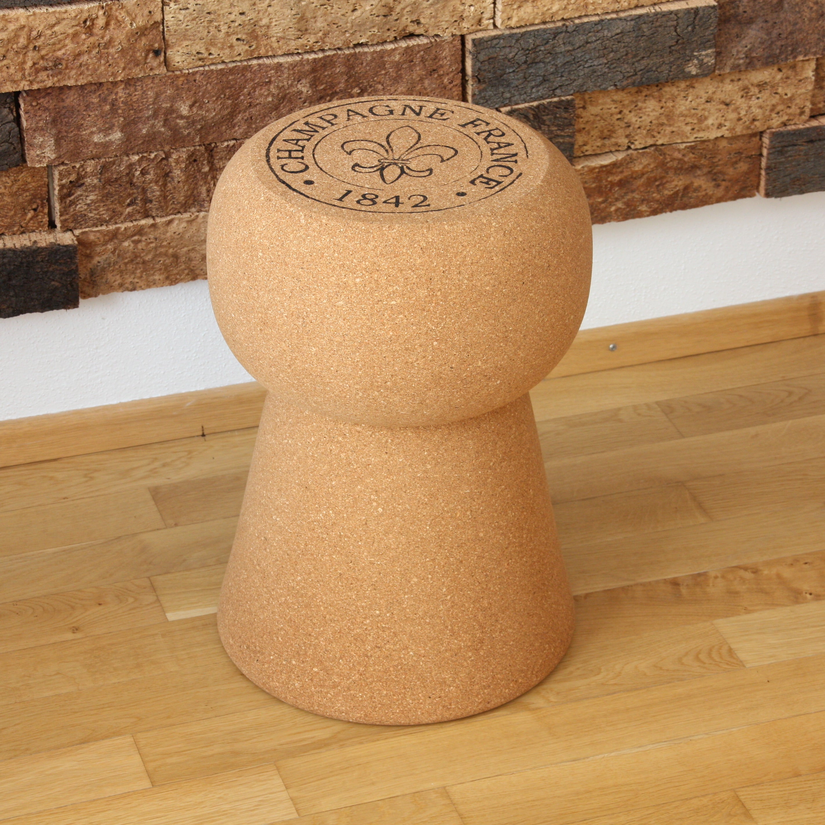 verKORKst Premium Kork-Beistelltisch und Hocker in Form eines riesigen Champagnerkorken * Individualisierbar * Bar-Stool und Bar-Table * XL Champagner Kork Barhocker und Bartisch