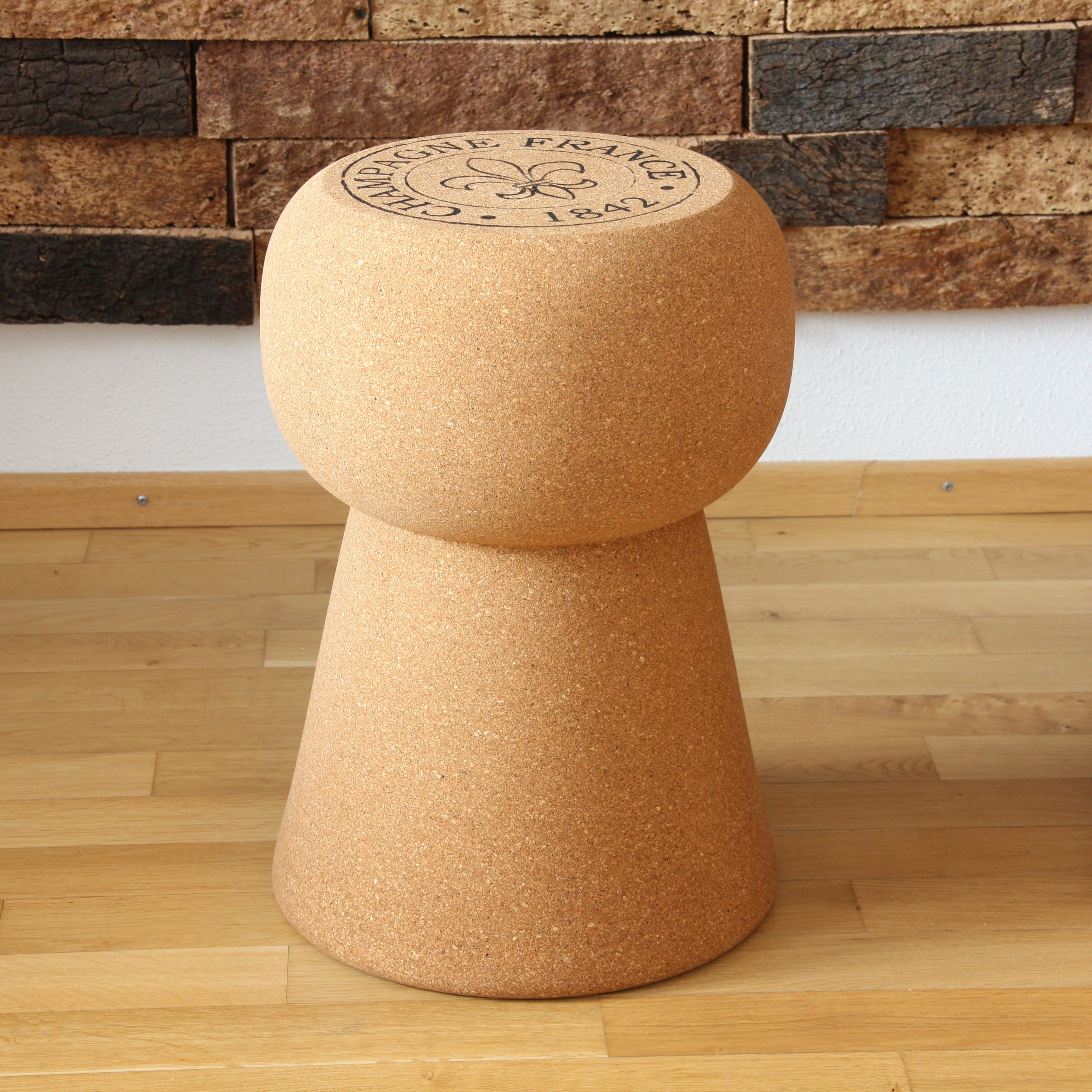 verKORKst Premium Kork-Beistelltisch und Hocker in Form eines riesigen Champagnerkorken * Individualisierbar * Bar-Stool und Bar-Table * XL Champagner Kork Barhocker und Bartisch