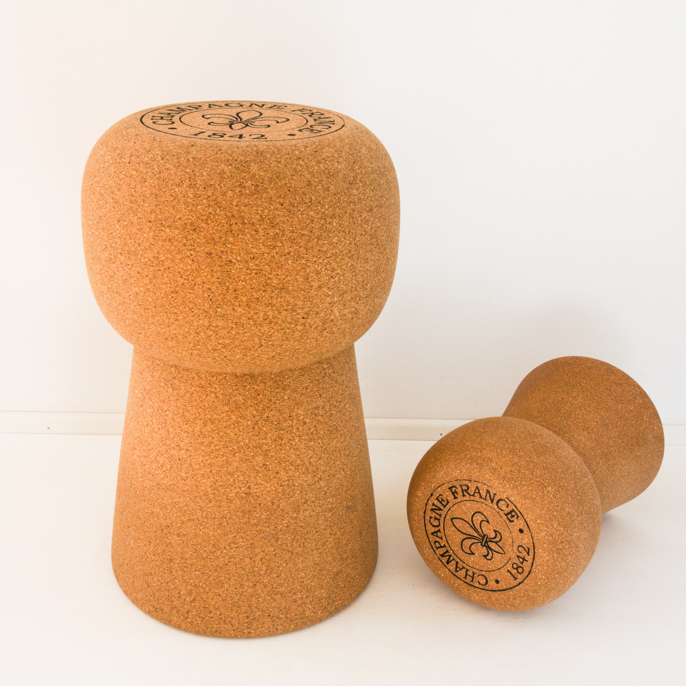 verKORKst Premium Kork-Beistelltisch und Hocker in Form eines riesigen Champagnerkorken * Individualisierbar * Bar-Stool und Bar-Table * XL Champagner Kork Barhocker und Bartisch