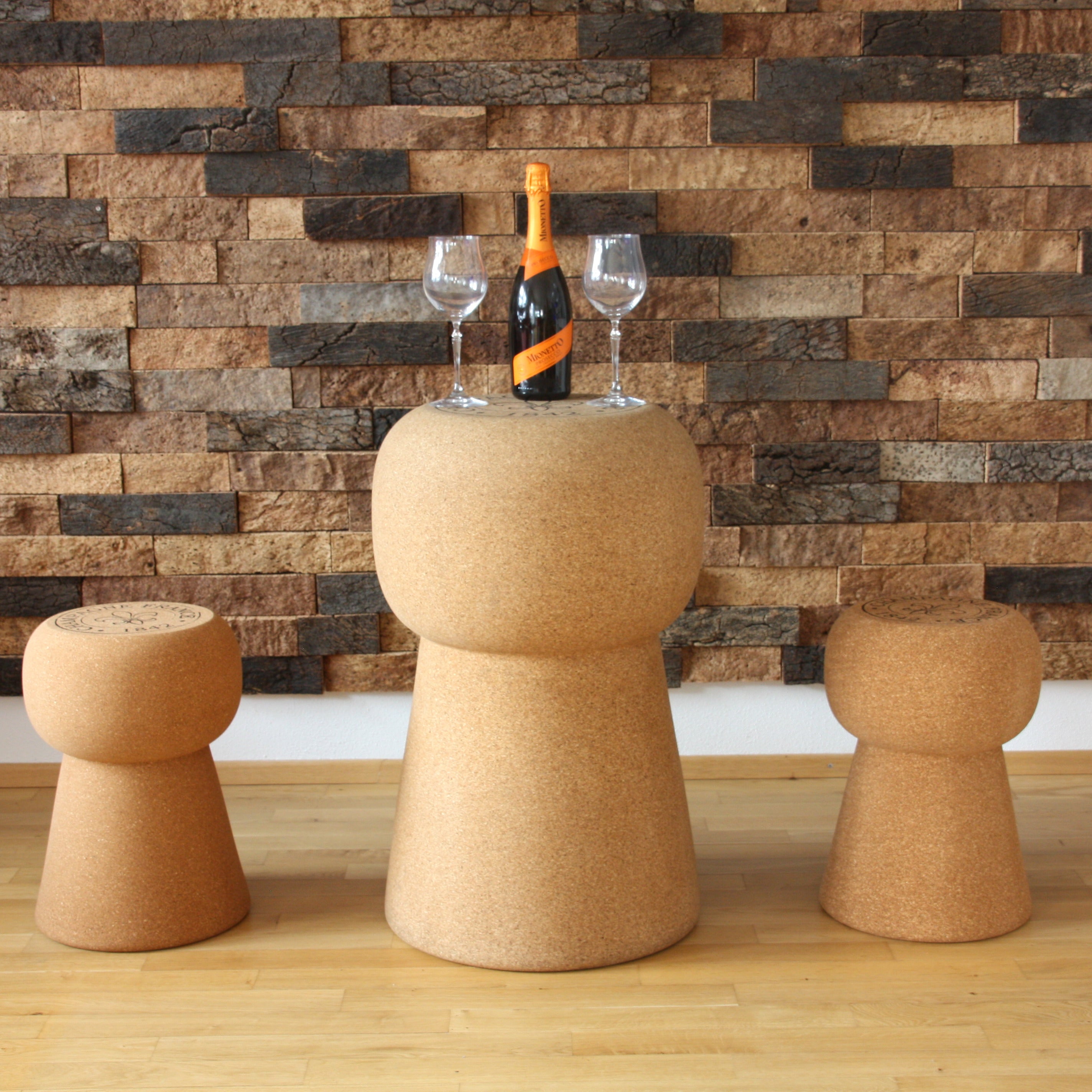 verKORKst Premium Kork-Beistelltisch und Hocker in Form eines riesigen Champagnerkorken * Individualisierbar * Bar-Stool und Bar-Table * XL Champagner Kork Barhocker und Bartisch