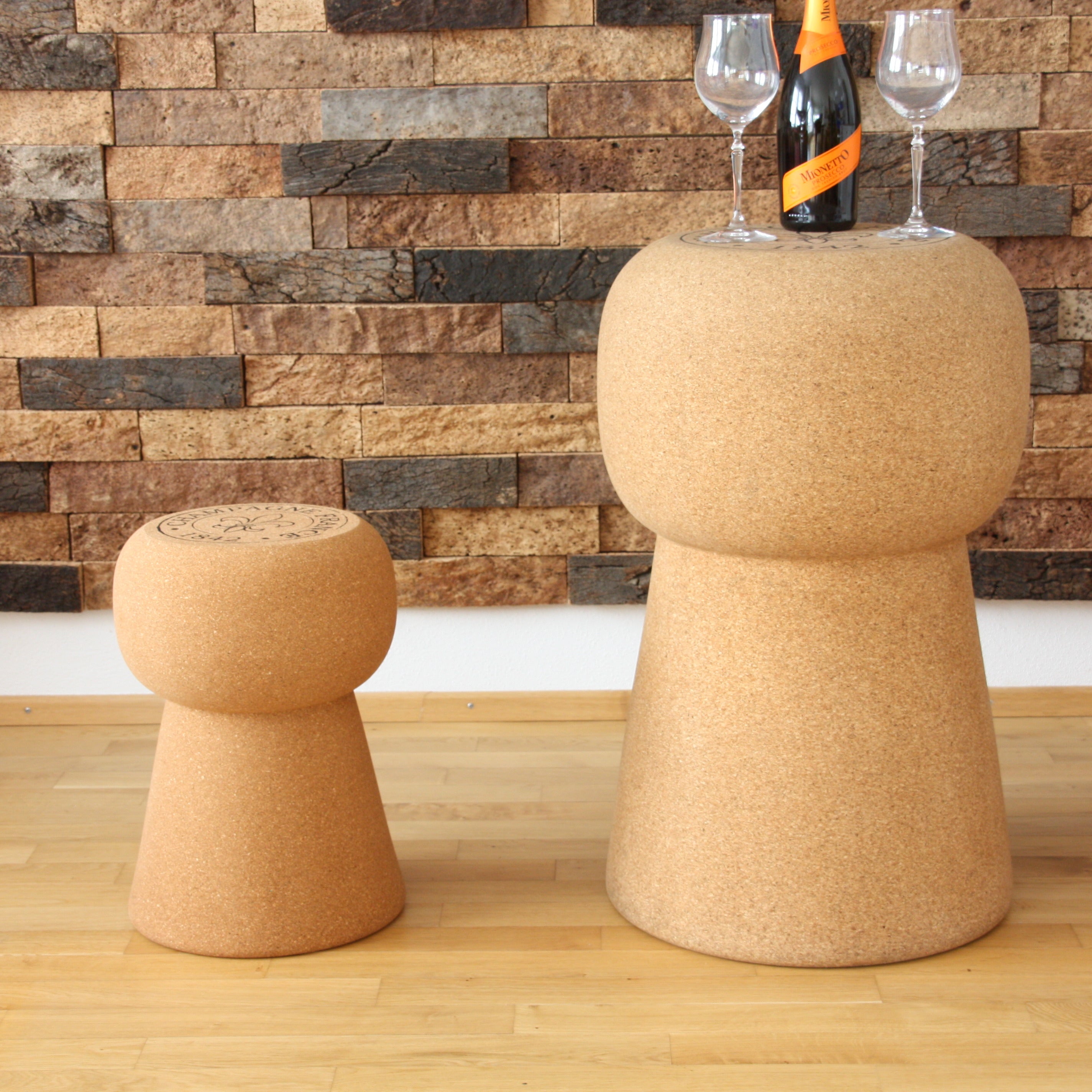 verKORKst Premium Kork-Beistelltisch und Hocker in Form eines riesigen Champagnerkorken * Individualisierbar * Bar-Stool und Bar-Table * XL Champagner Kork Barhocker und Bartisch