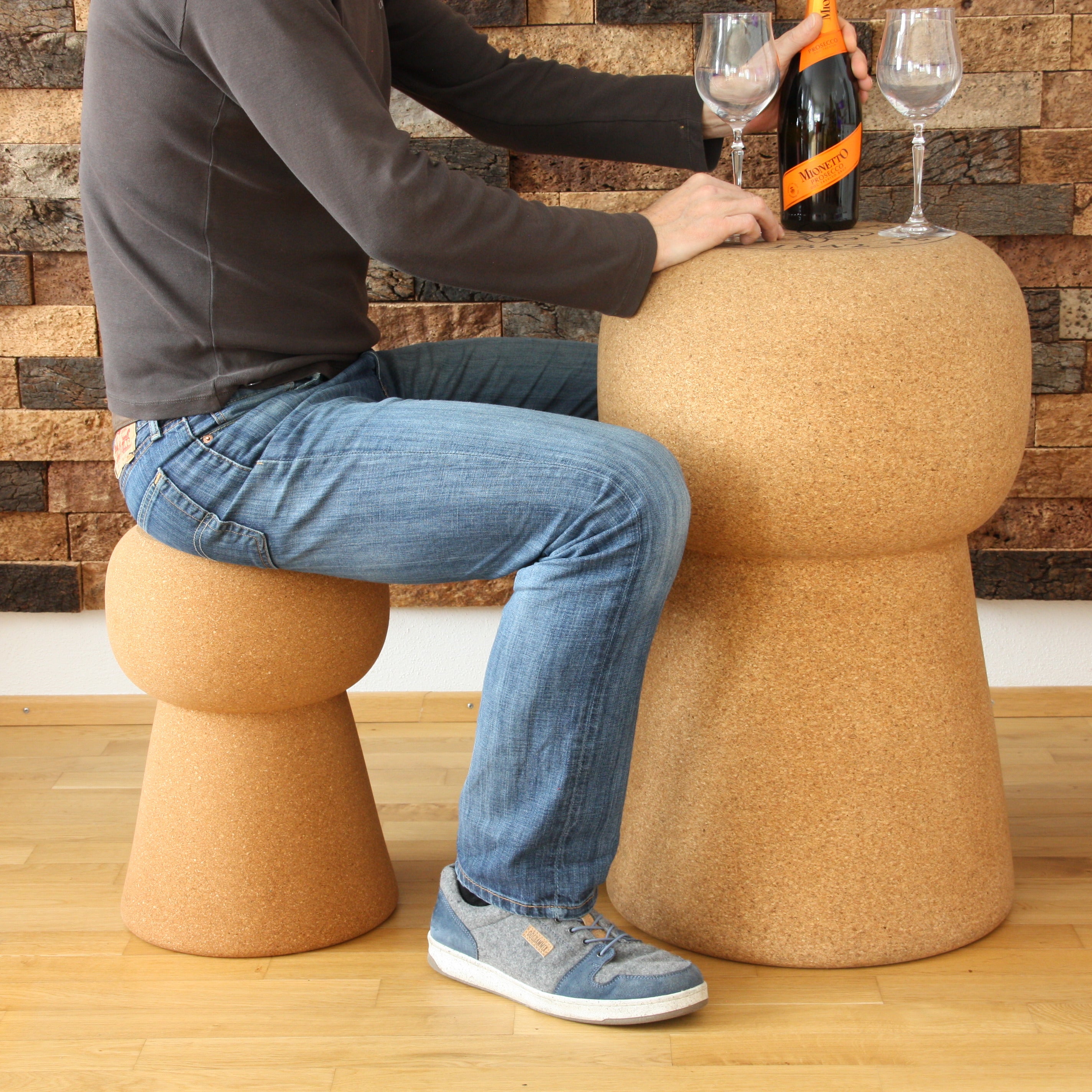 verKORKst Premium Kork-Beistelltisch und Hocker in Form eines riesigen Champagnerkorken * Individualisierbar * Bar-Stool und Bar-Table * XL Champagner Kork Barhocker und Bartisch