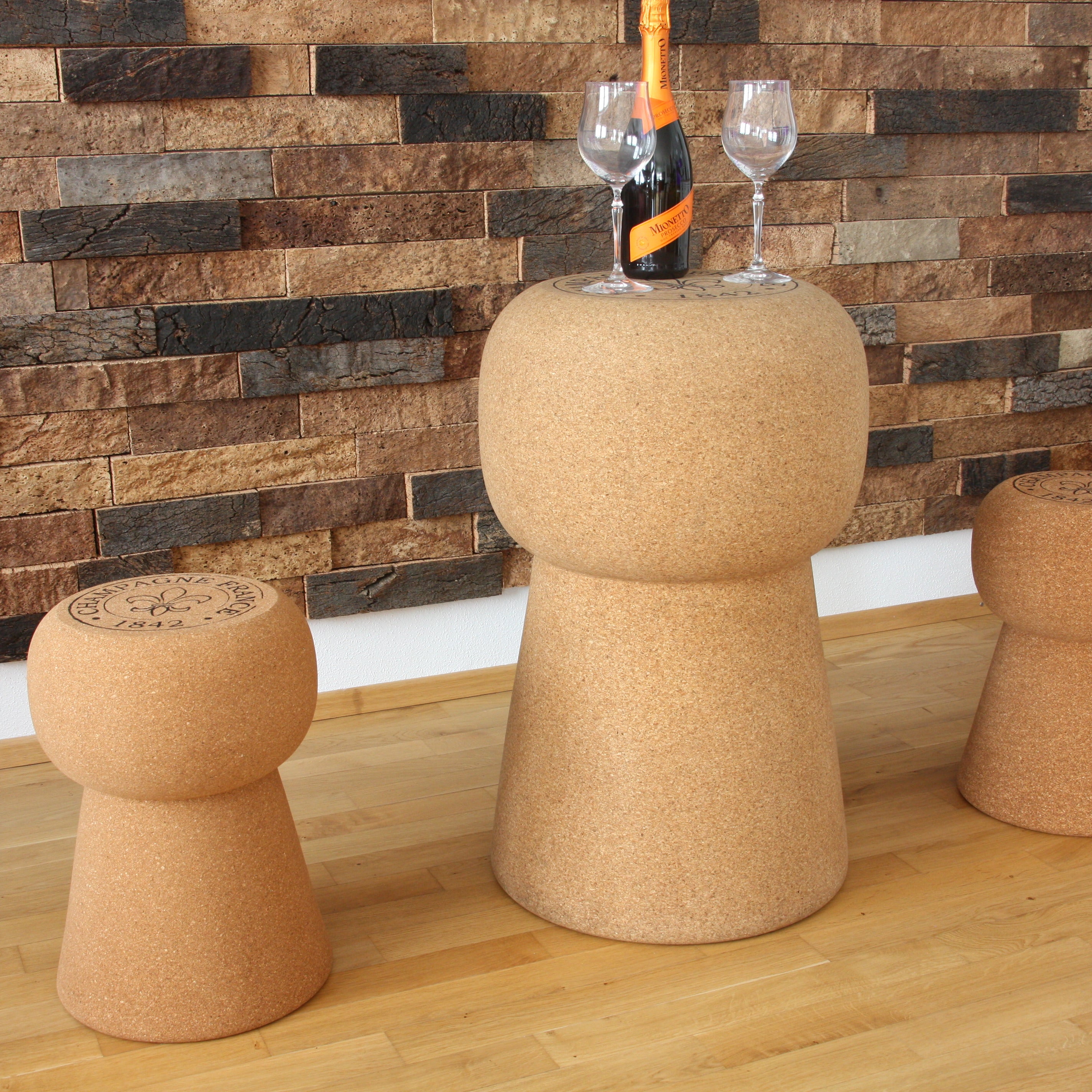 verKORKst Premium Kork-Beistelltisch und Hocker in Form eines riesigen Champagnerkorken * Individualisierbar * Bar-Stool und Bar-Table * XL Champagner Kork Barhocker und Bartisch