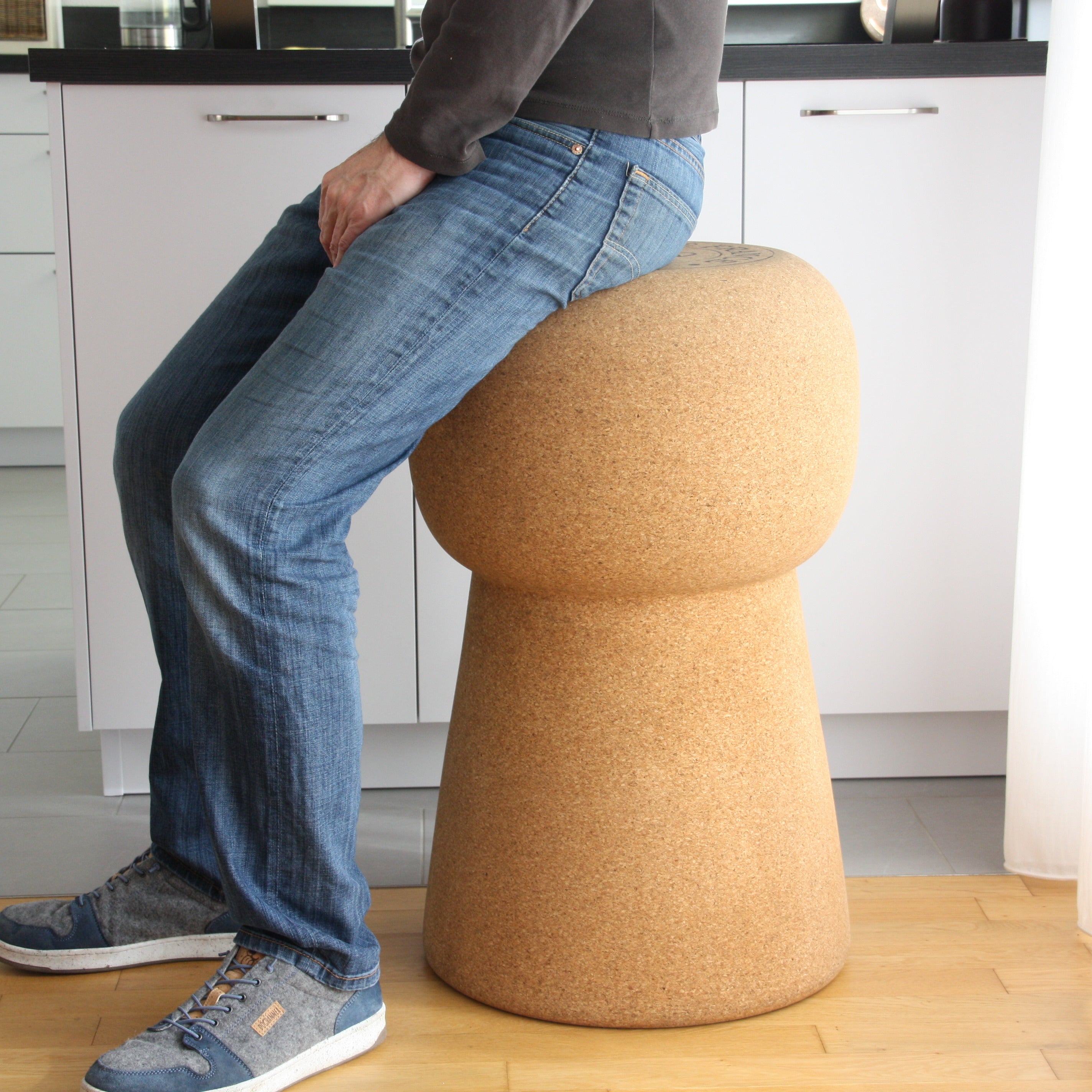 verKORKst Premium Kork-Beistelltisch und Hocker in Form eines riesigen Champagnerkorken * Individualisierbar * Bar-Stool und Bar-Table * XL Champagner Kork Barhocker und Bartisch