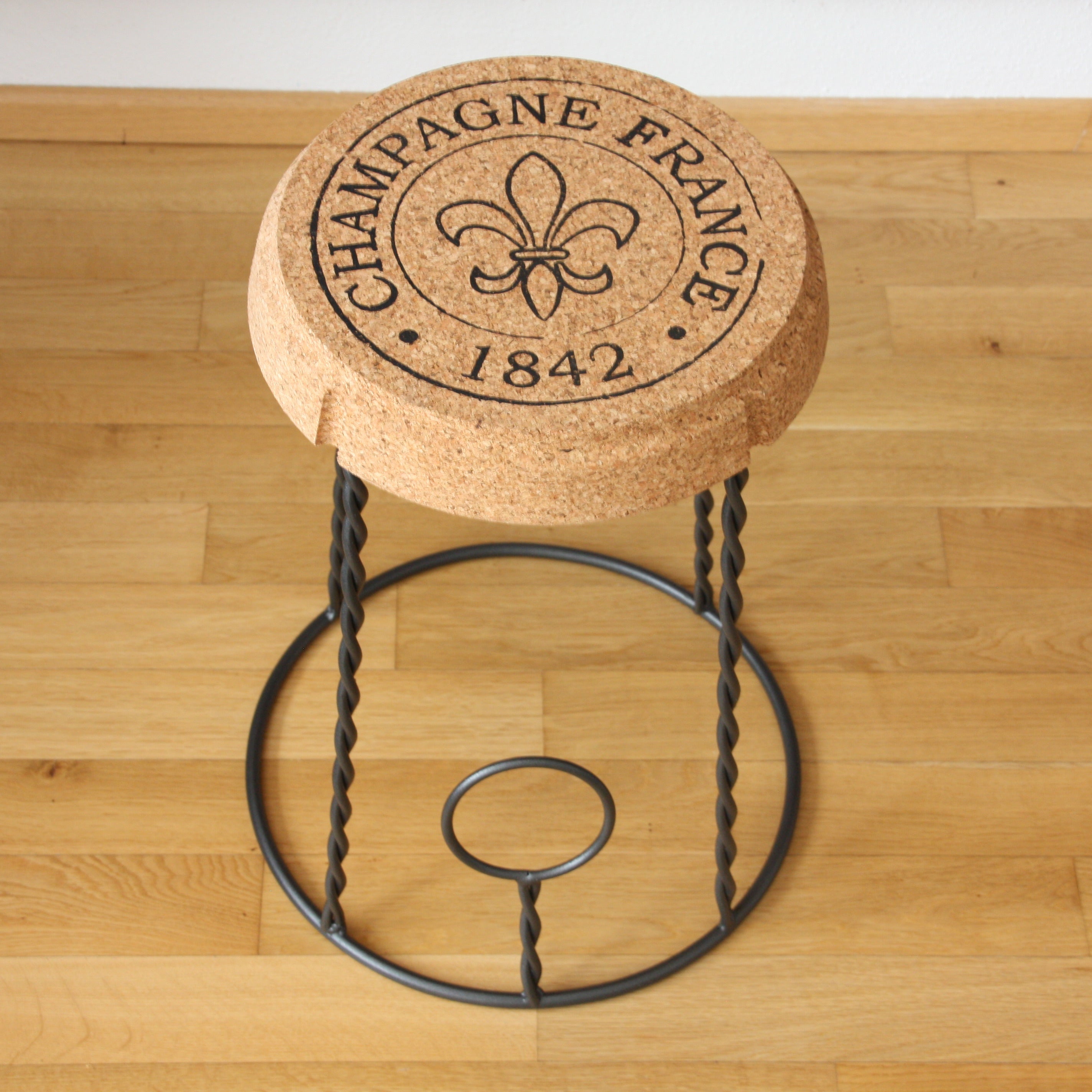 verKORKst Premium Champagner Hocker und Champagner Tisch aus Kork und Metall * Individualisierbar * Stapelbar * Bar Stool und Bar Table * Muselet Design * Vintage Barhocker und Bartisch