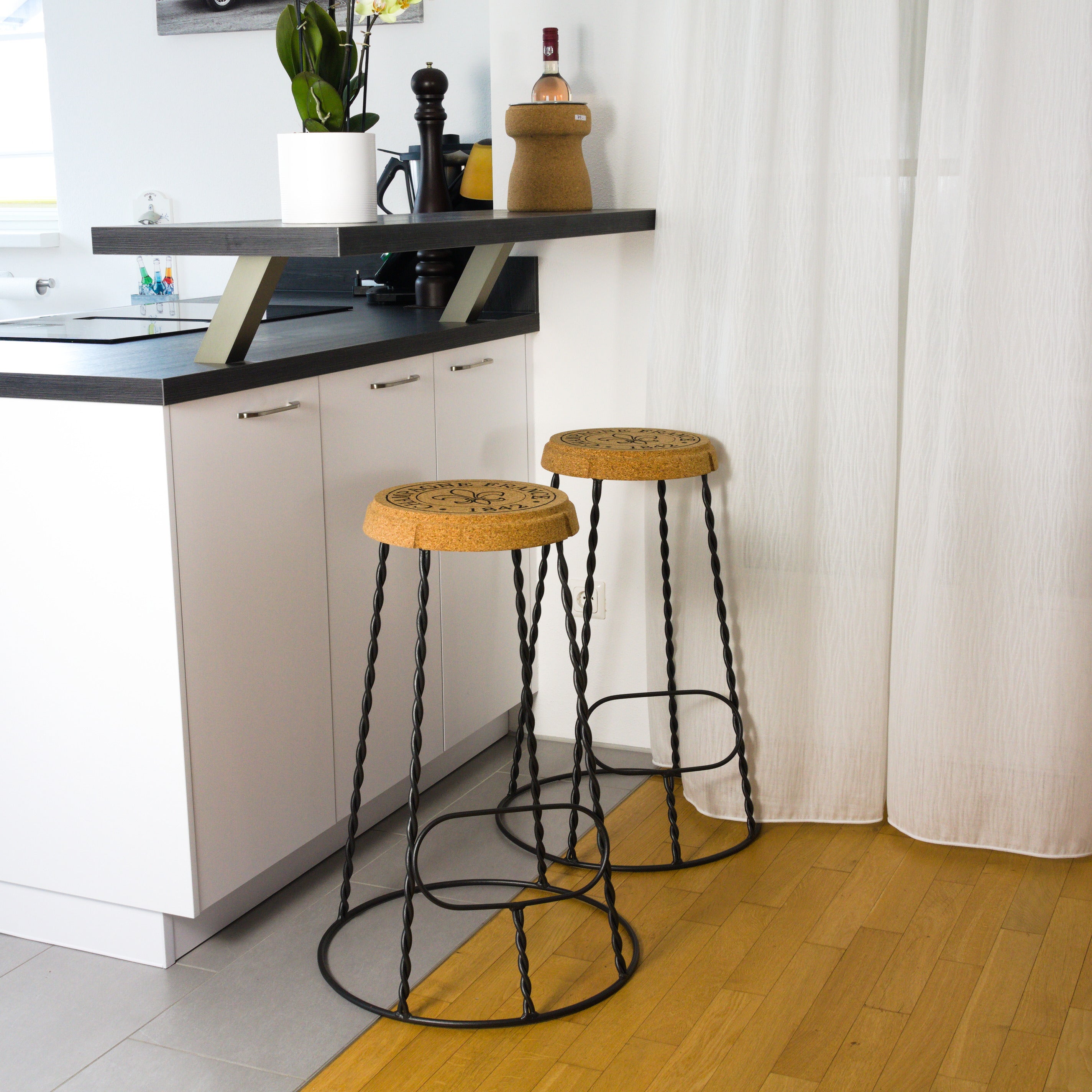 verKORKst Premium Champagner Barhocker aus Kork und Metall * Individualisierbar * stapelbar * Muselet Design * Bar Stool * Made in Portugal