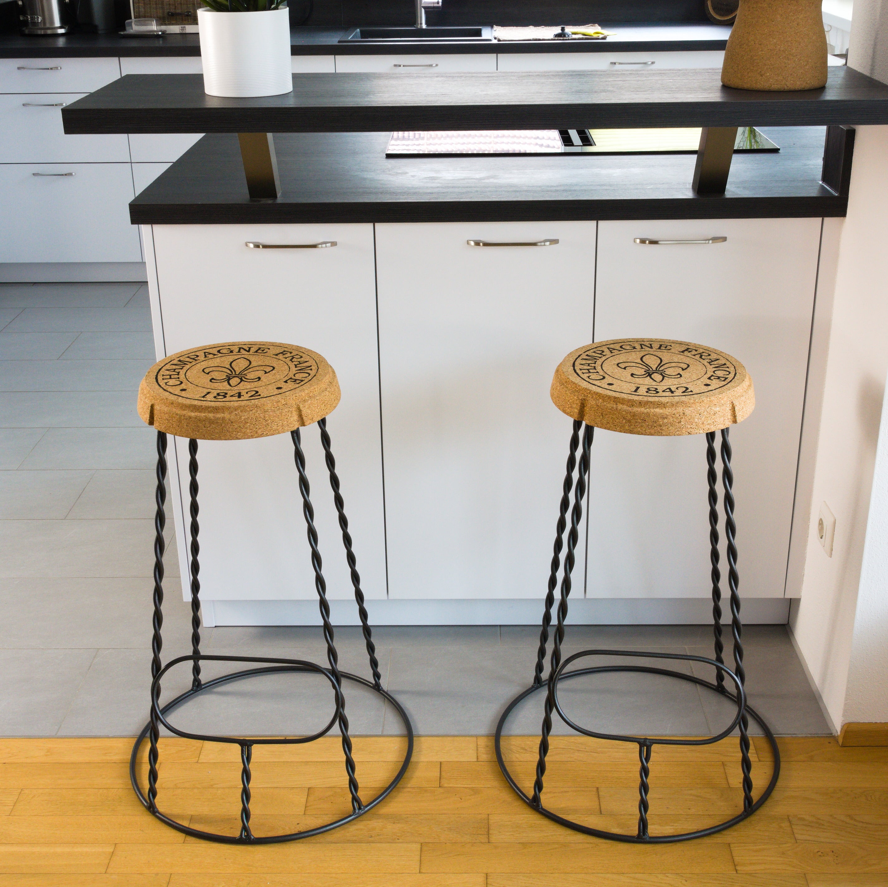 verKORKst Premium Champagner Barhocker aus Kork und Metall * Individualisierbar * stapelbar * Muselet Design * Bar Stool * Made in Portugal