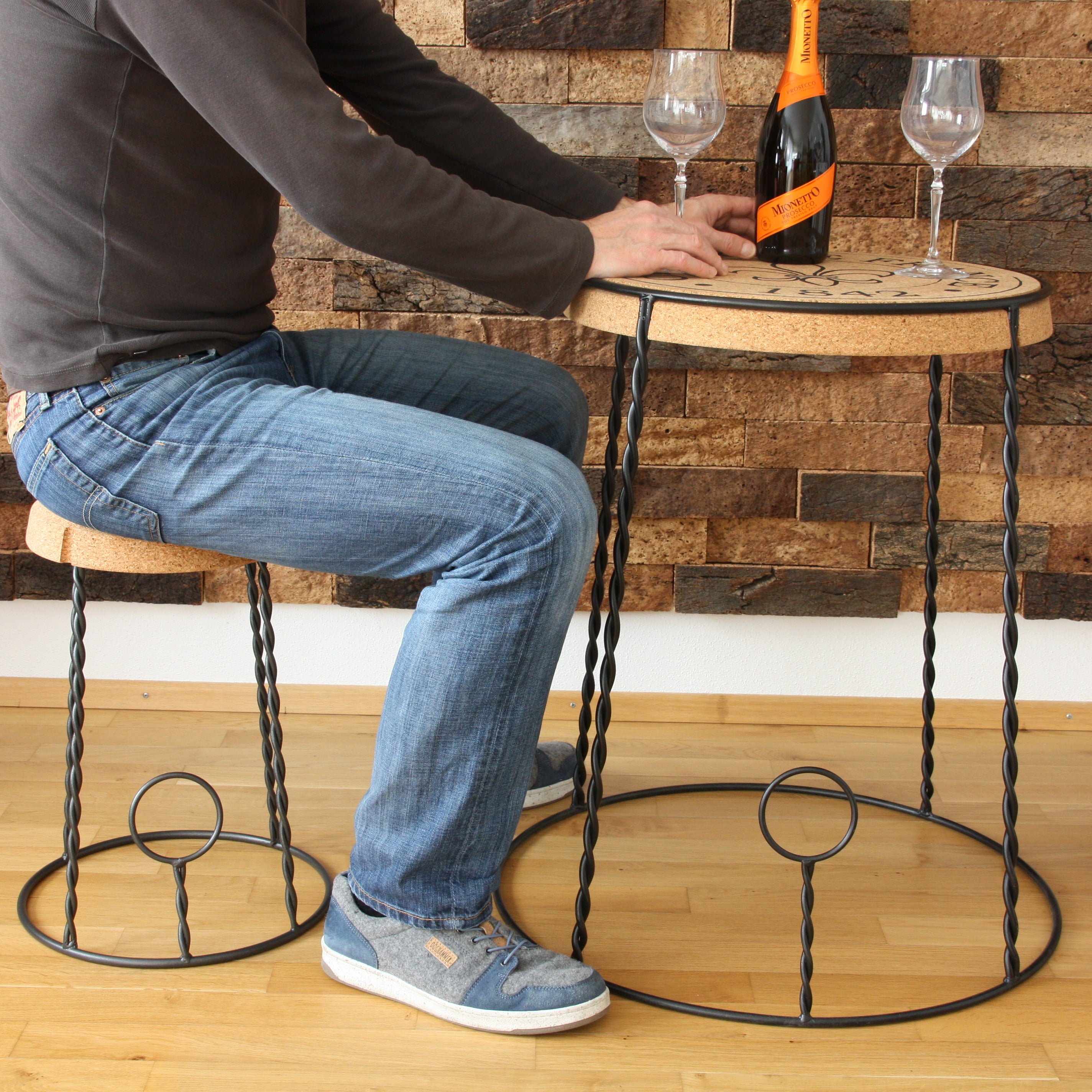 verKORKst Premium Champagner Hocker und Champagner Tisch aus Kork und Metall * Individualisierbar * Stapelbar * Bar Stool und Bar Table * Muselet Design * Vintage Barhocker und Bartisch