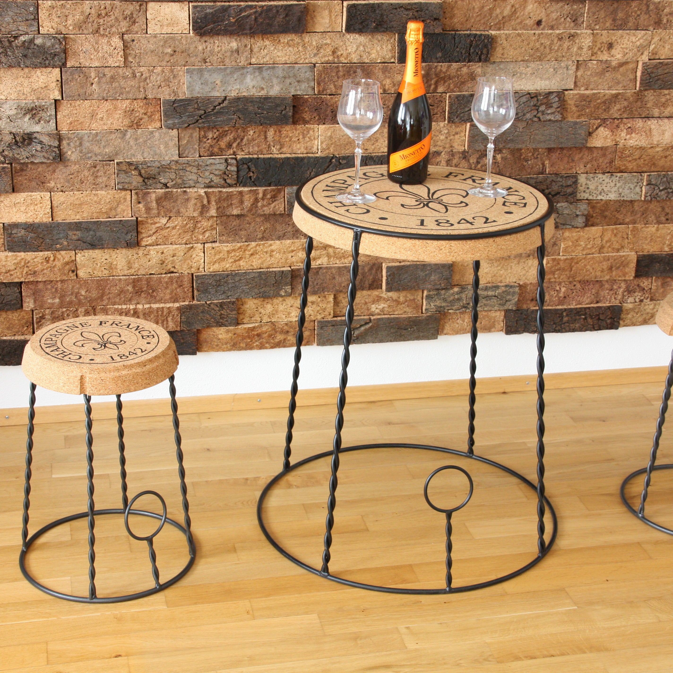 verKORKst Premium Champagner Hocker und Champagner Tisch aus Kork und Metall * Individualisierbar * Stapelbar * Bar Stool und Bar Table * Muselet Design * Vintage Barhocker und Bartisch