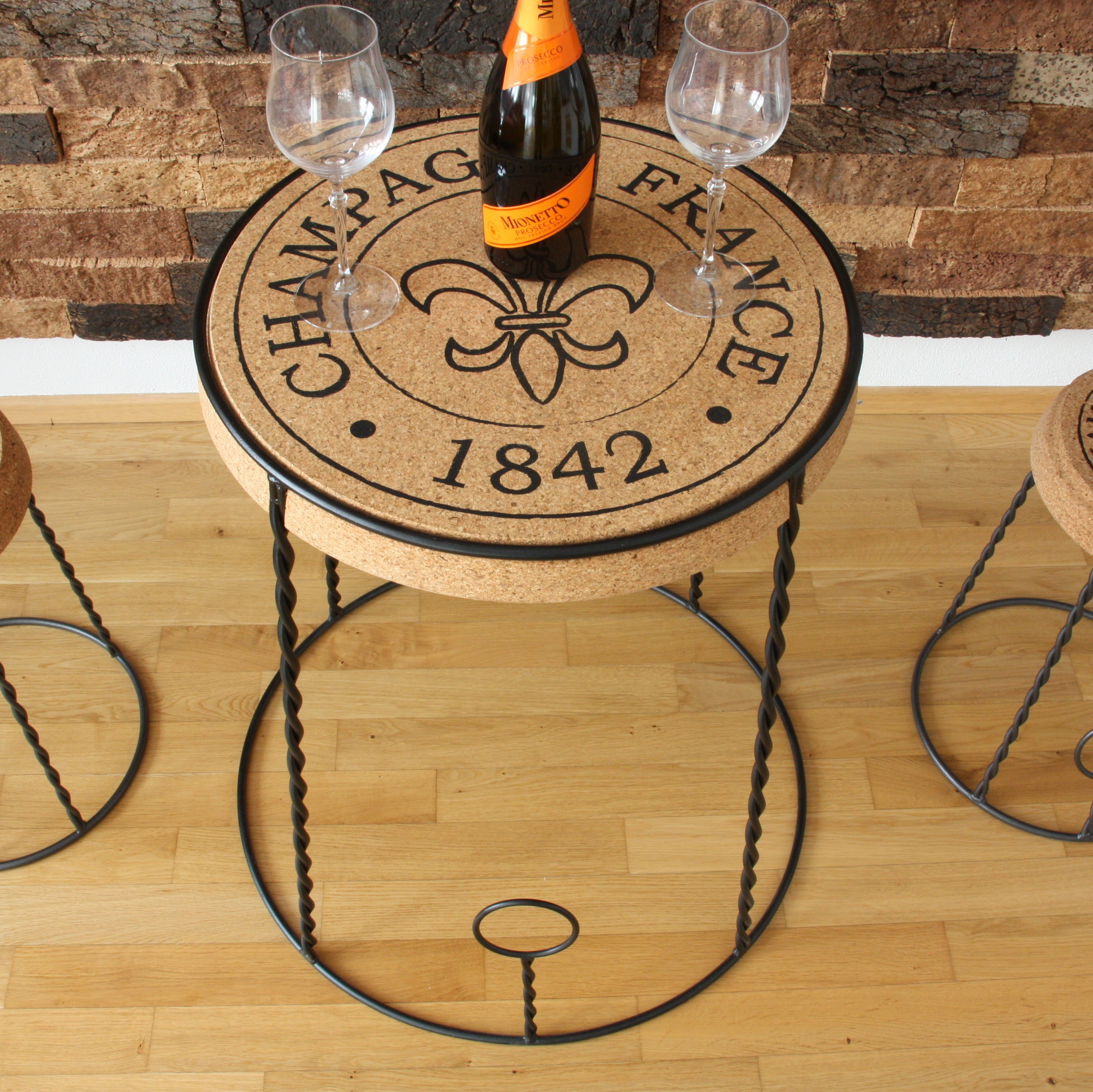 verKORKst Premium Champagner Hocker und Champagner Tisch aus Kork und Metall * Individualisierbar * Stapelbar * Bar Stool und Bar Table * Muselet Design * Vintage Barhocker und Bartisch