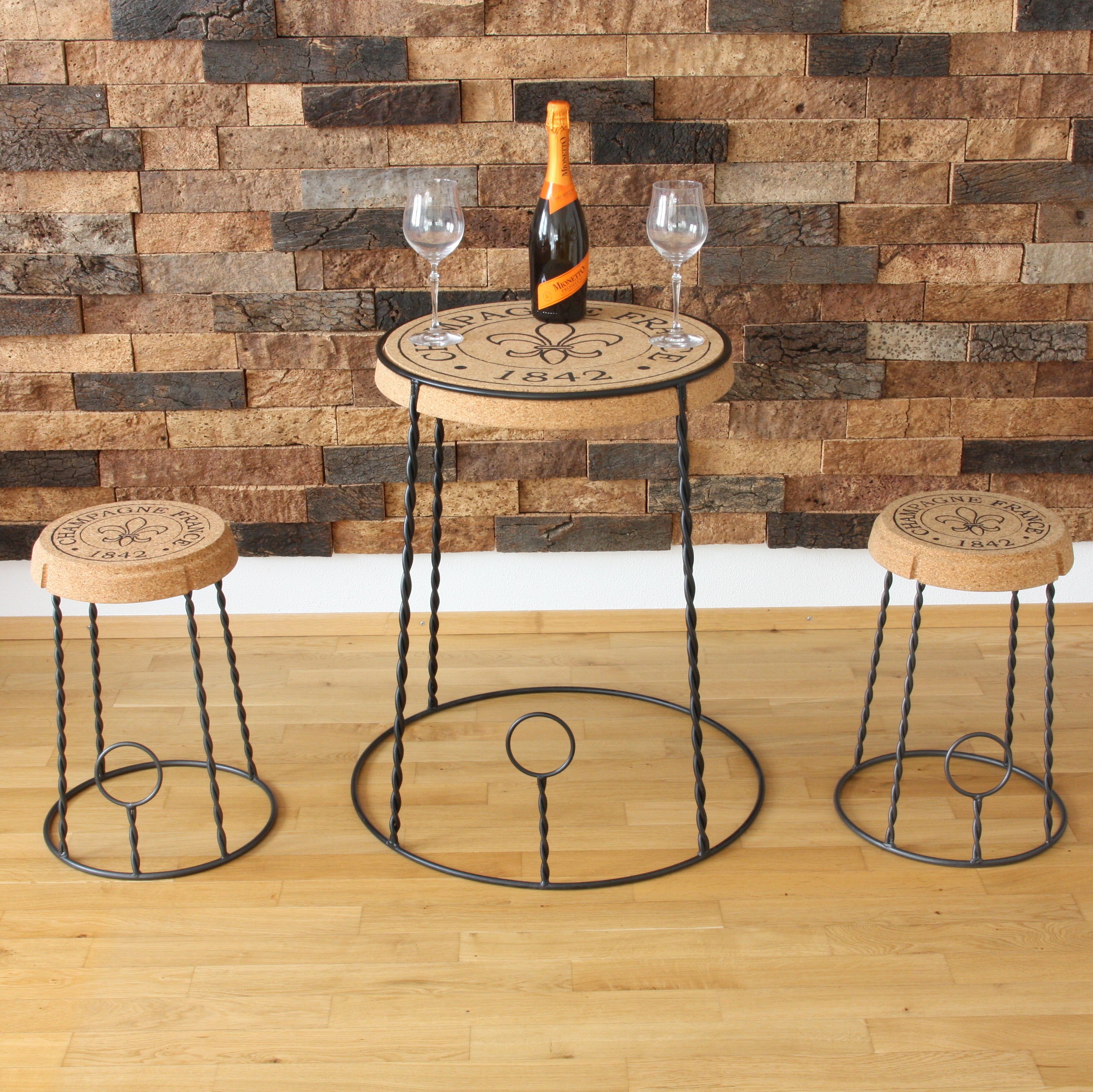 verKORKst Premium Champagner Hocker und Champagner Tisch aus Kork und Metall * Individualisierbar * Stapelbar * Bar Stool und Bar Table * Muselet Design * Vintage Barhocker und Bartisch