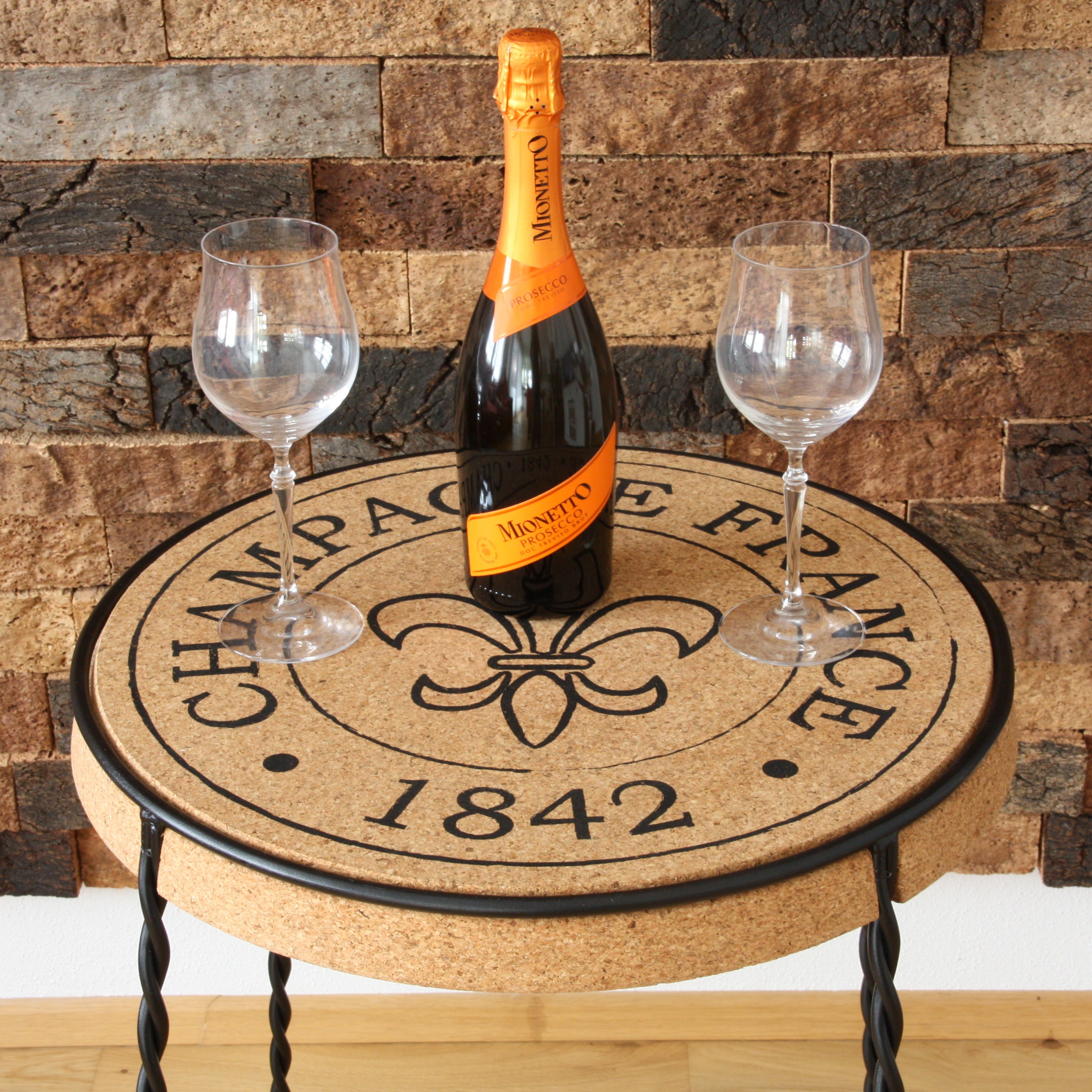 verKORKst Premium Champagner Hocker und Champagner Tisch aus Kork und Metall * Individualisierbar * Stapelbar * Bar Stool und Bar Table * Muselet Design * Vintage Barhocker und Bartisch