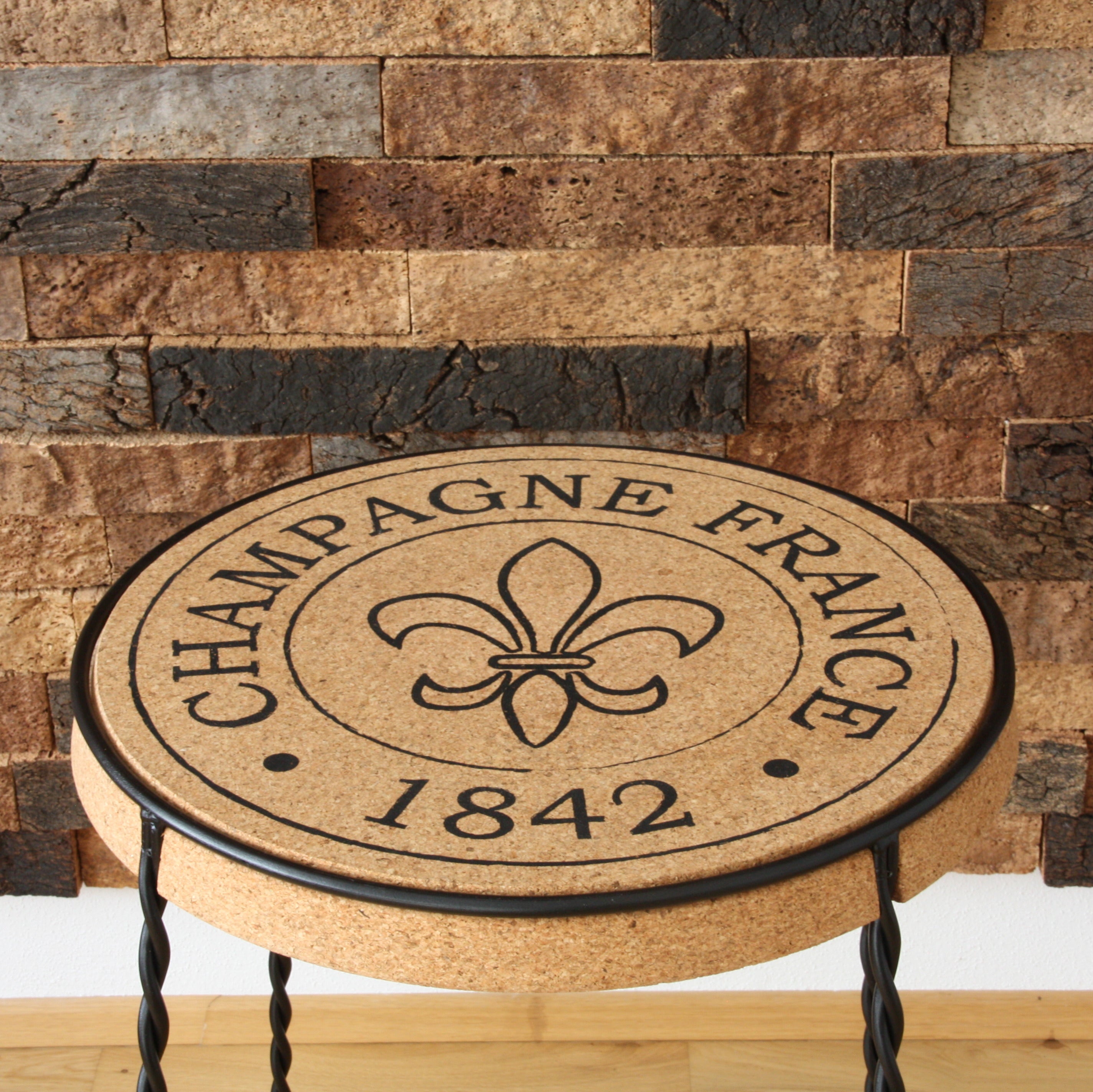 verKORKst Premium Champagner Hocker und Champagner Tisch aus Kork und Metall * Individualisierbar * Stapelbar * Bar Stool und Bar Table * Muselet Design * Vintage Barhocker und Bartisch