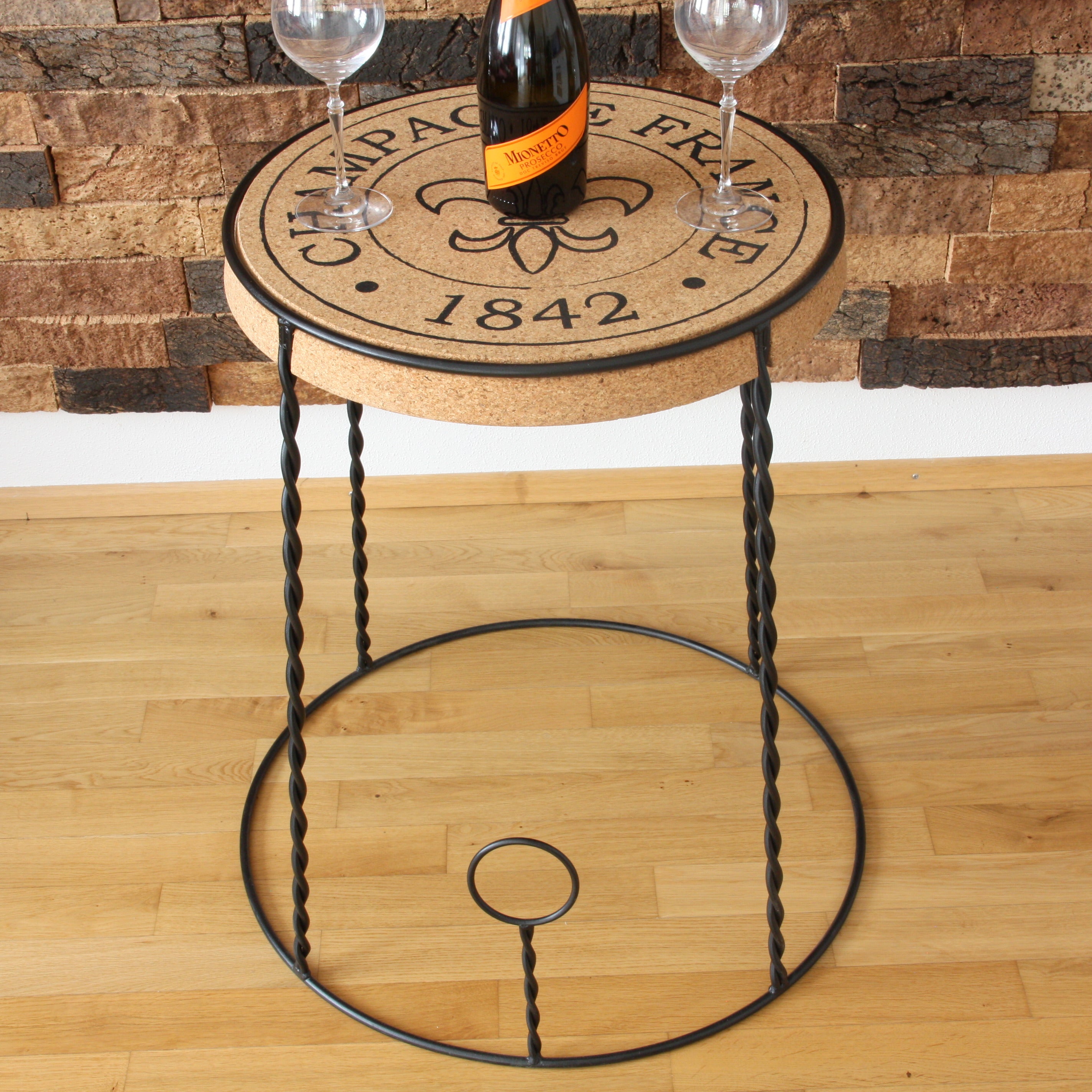 verKORKst Premium Champagner Hocker und Champagner Tisch aus Kork und Metall * Individualisierbar * Stapelbar * Bar Stool und Bar Table * Muselet Design * Vintage Barhocker und Bartisch