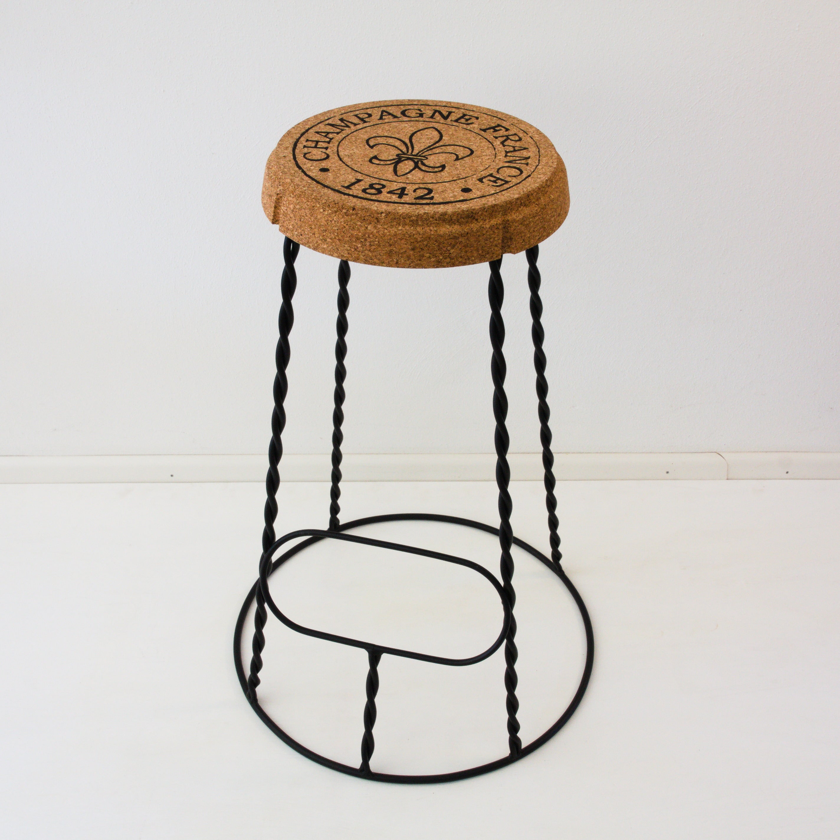 verKORKst Premium Champagner Barhocker aus Kork und Metall * Muselet Design * Vintage Beistelltisch * vegan * Made in Portugal