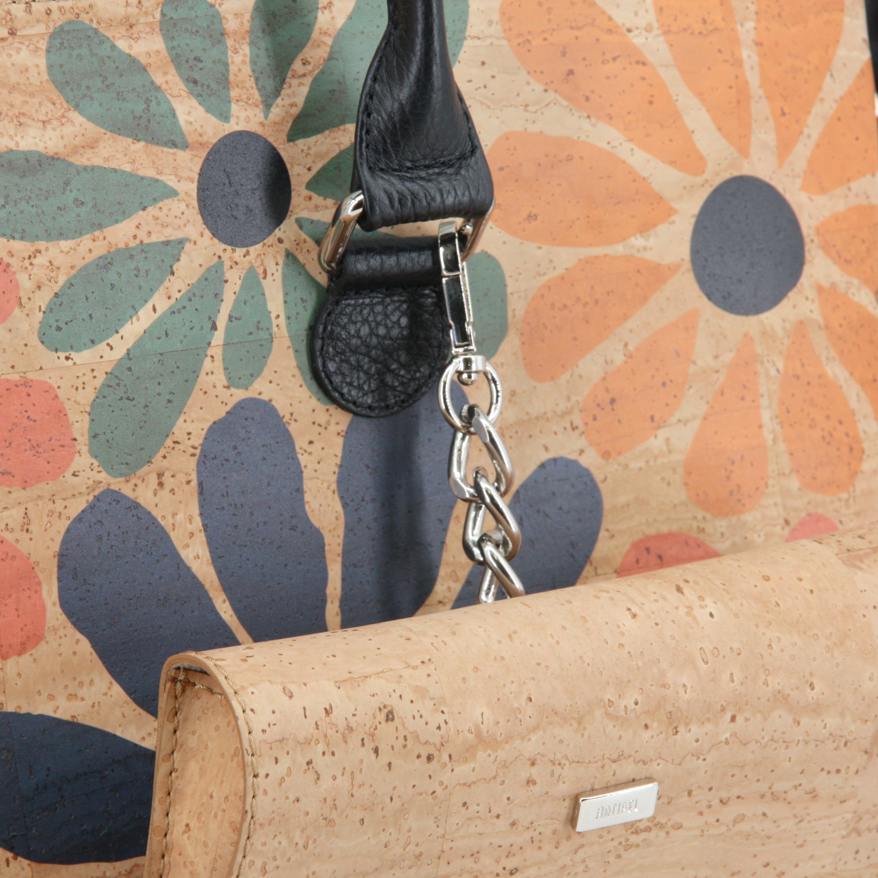 Kork Brillenetui mit Karabiner und Kette aus Metall * 2 Farben * weiches Futteral * Softcase * abwaschbar * antiseptisch * handmade in Portugal