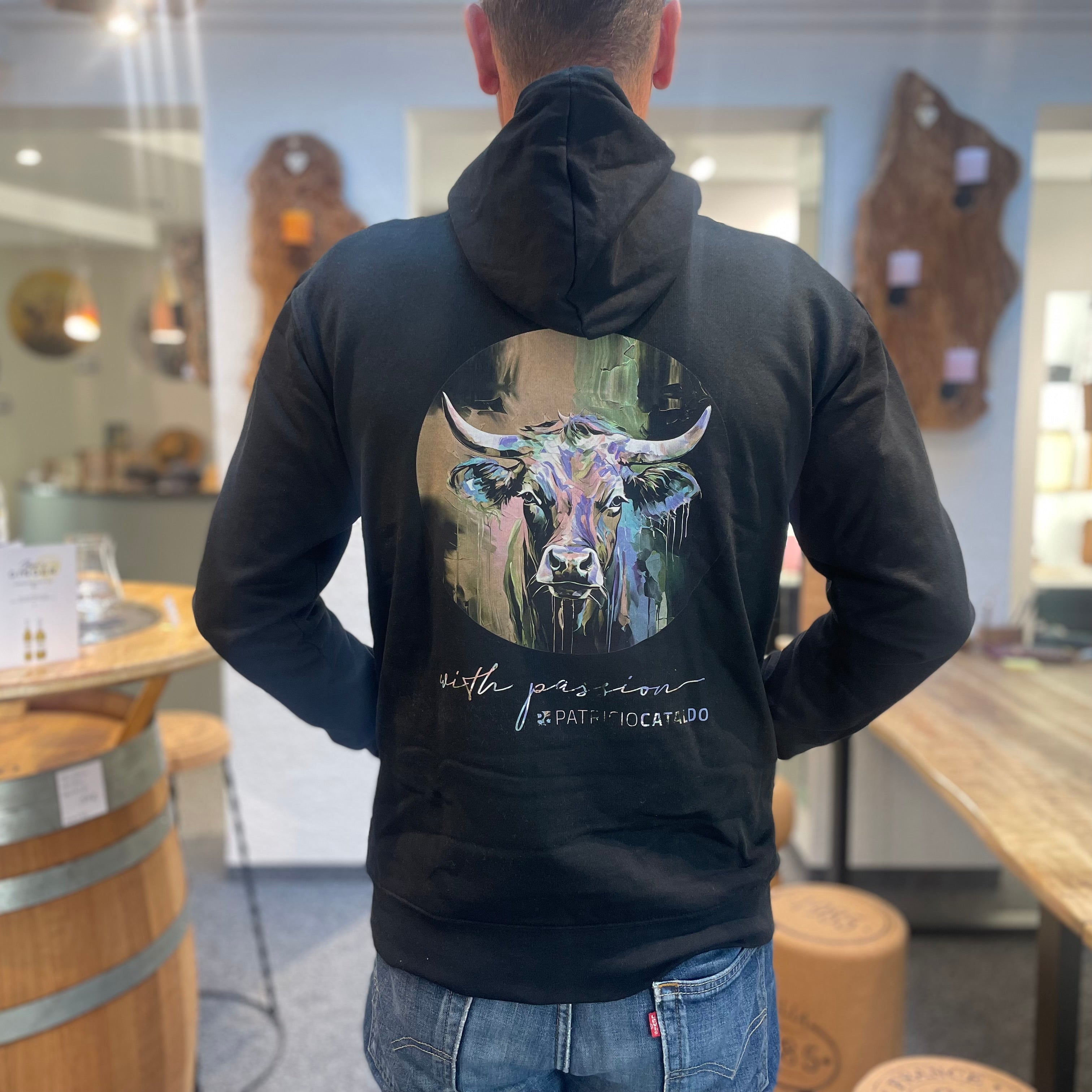 Unisex Kapuzenpullover * Hoodie * Kuh "Maja" Print * schwarz * Patricio Cataldo * 80% Bio Baumwolle * 20% recycelter Polyester * Hergestellt in Polen