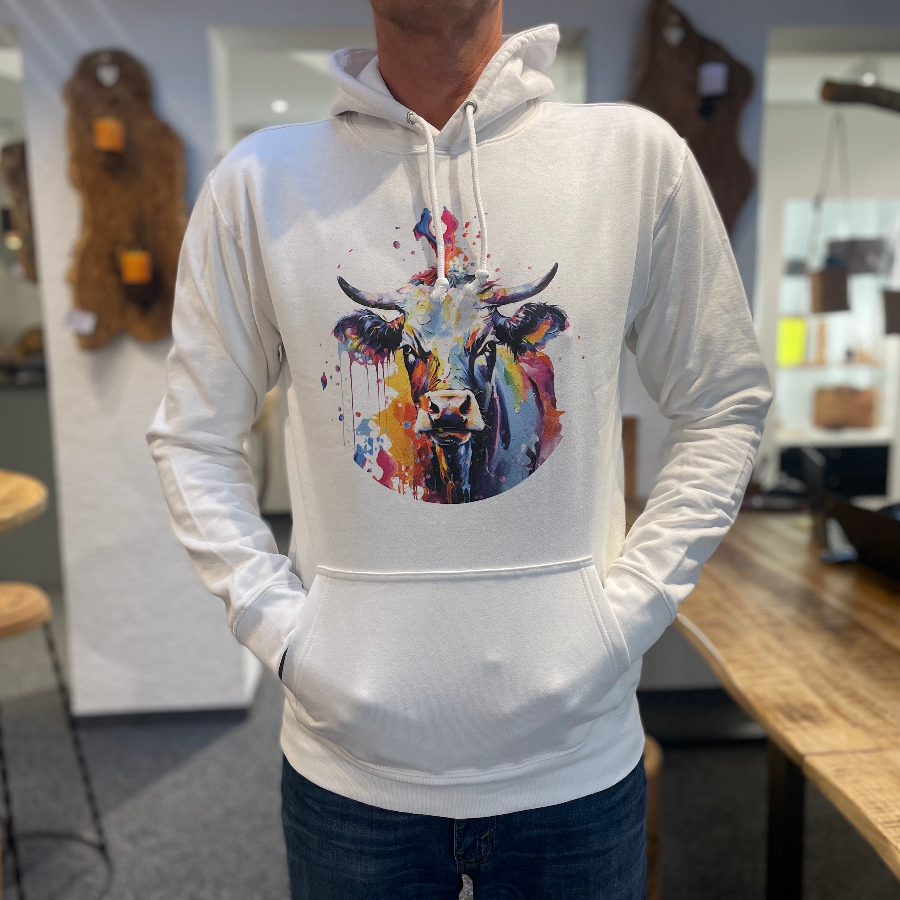 Unisex Kapuzenpullover * Hoodie * Kuh "Mimi" Farbenzauber Print * weiß * Patricio Cataldo * 80% Bio Baumwolle * 20% recycelter Polyester * Hergestellt in Polen