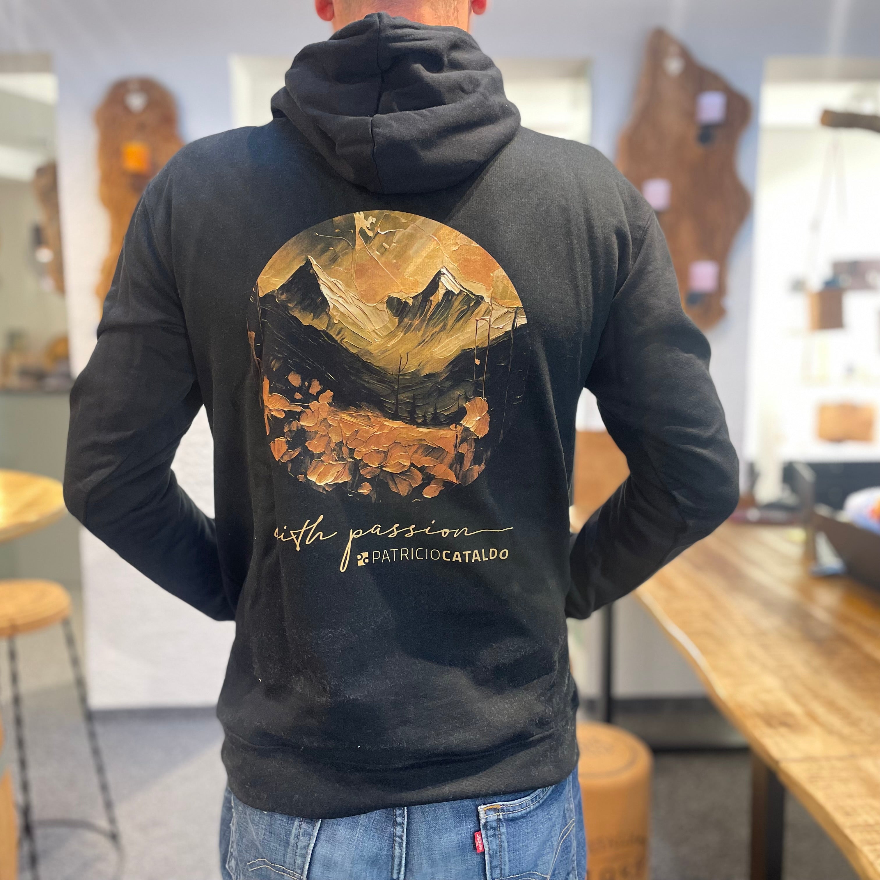 Unisex Kapuzenpullover * Hoodie * Mountains Print * schwarz * Patricio Cataldo * 80% Bio Baumwolle * 20% recycelter Polyester * Hergestellt in Polen