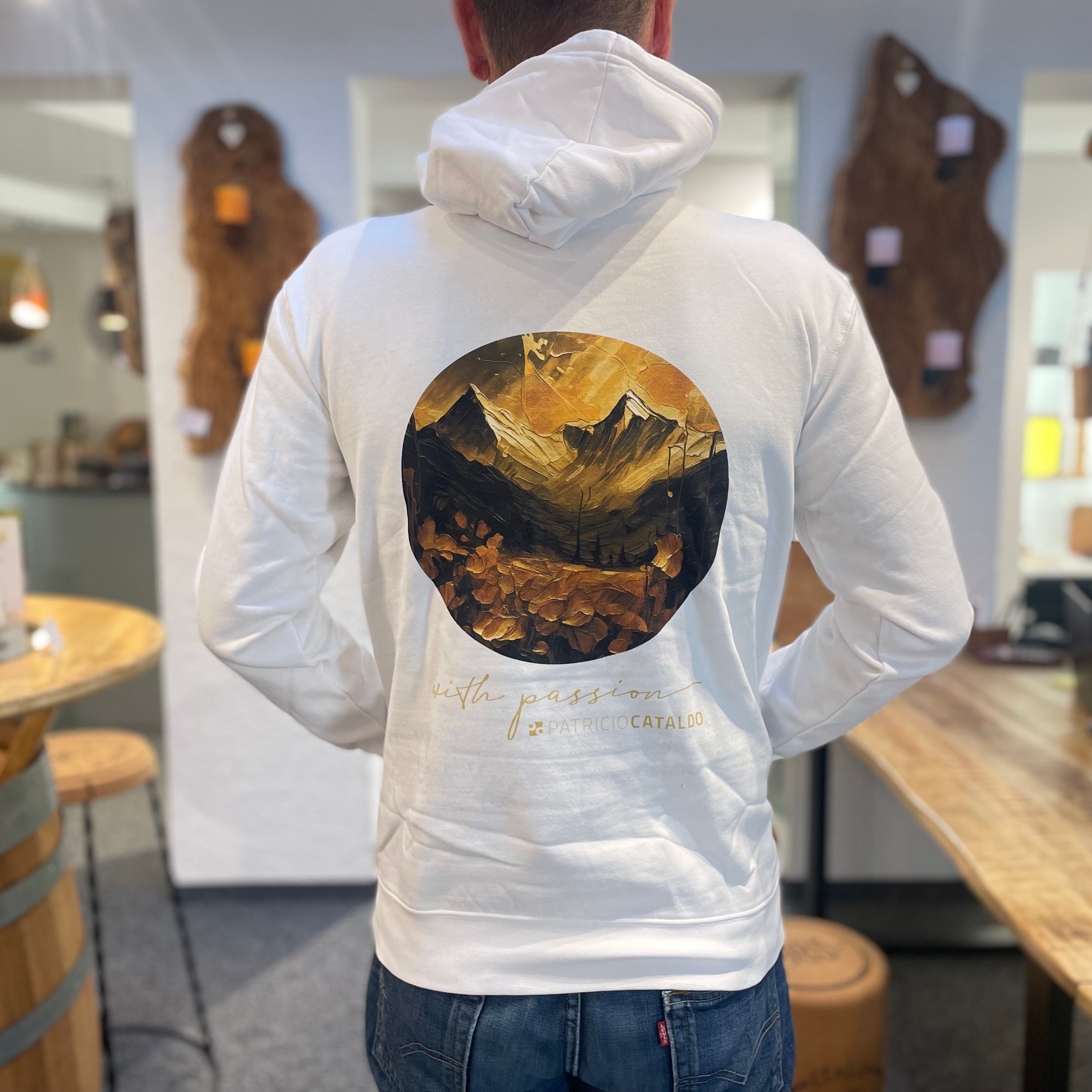 Unisex Kapuzenpullover * Hoodie * Mountains Print * weiß * Patricio Cataldo * 80% Bio Baumwolle * 20% recycelter Polyester * Hergestellt in Polen