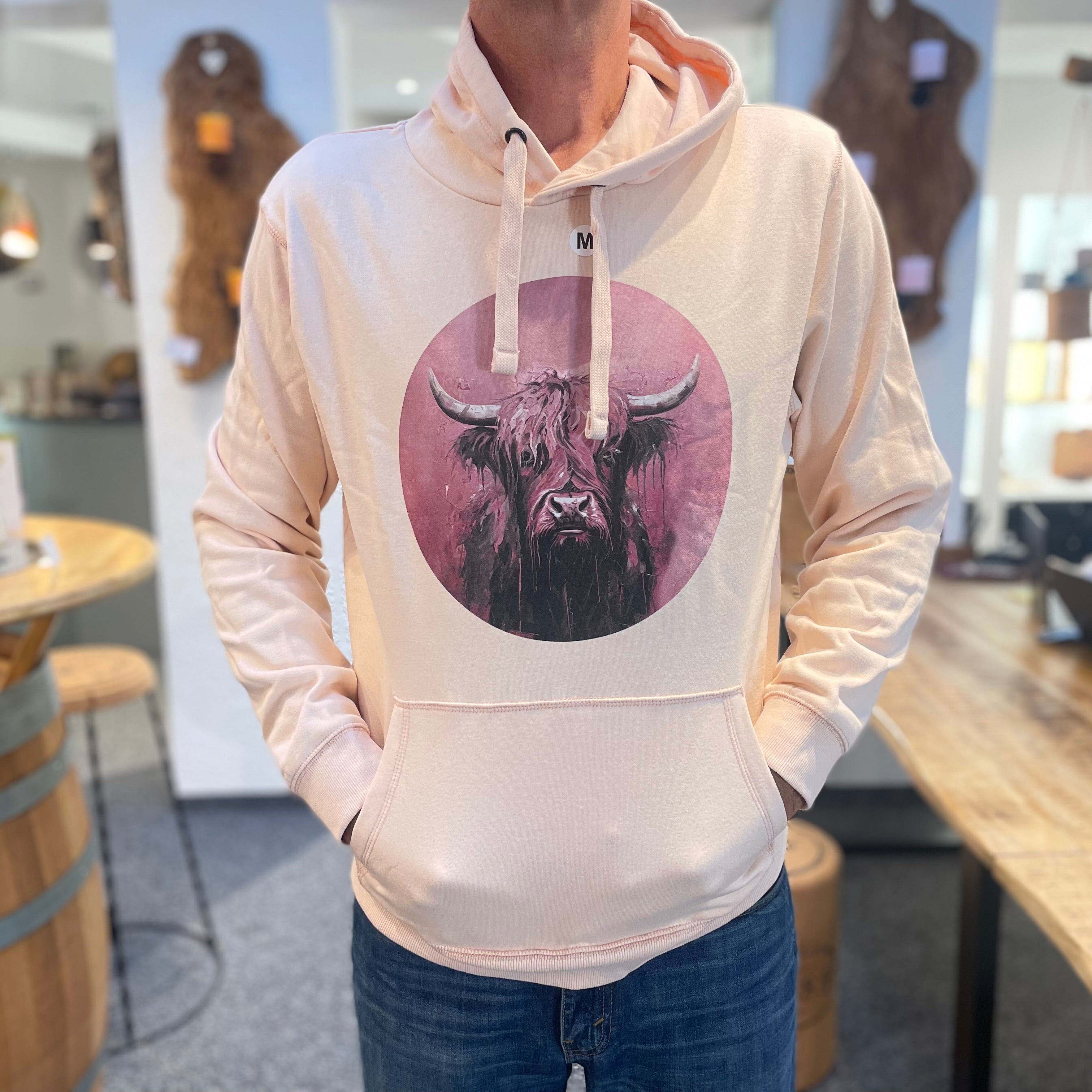 Unisex Kapuzenpullover * Hoodie * Kuh "Vreni" Print * Pfirsich Rosa * Patricio Cataldo * 80% Bio Baumwolle * 20% recycelter Polyester * Hergestellt in Polen