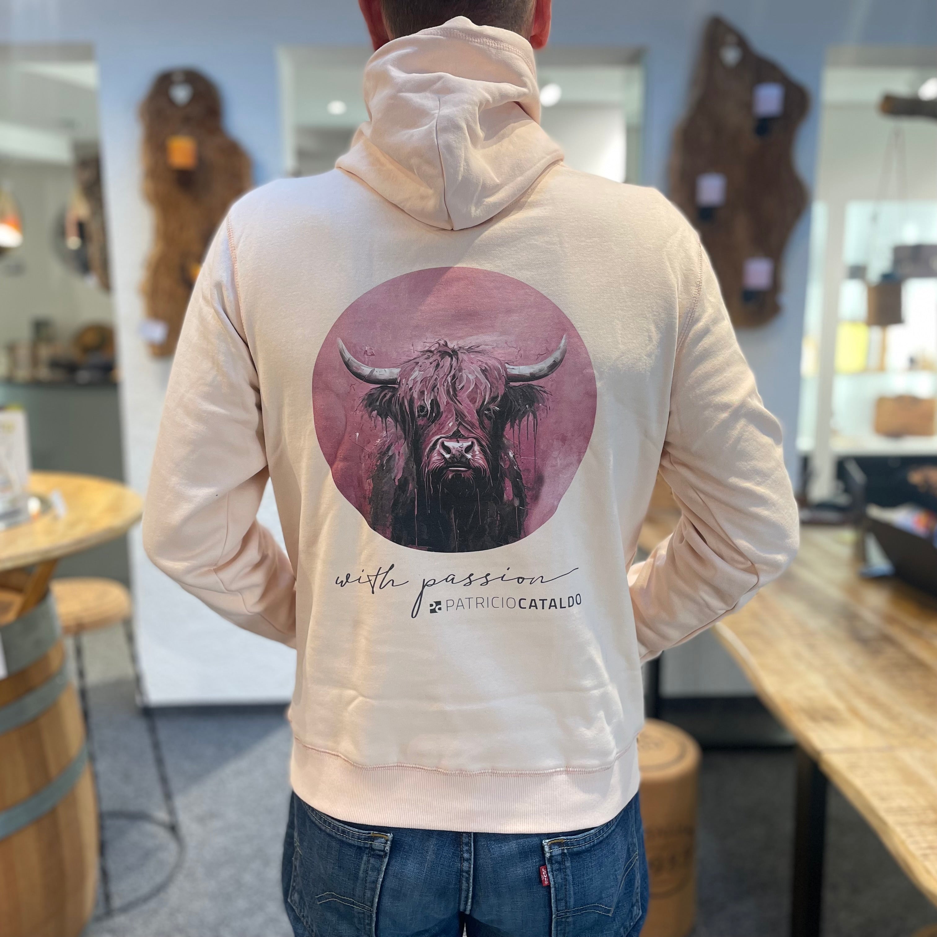 Unisex Kapuzenpullover * Hoodie * Kuh "Vreni" Print * Pfirsich Rosa * Patricio Cataldo * 80% Bio Baumwolle * 20% recycelter Polyester * Hergestellt in Polen