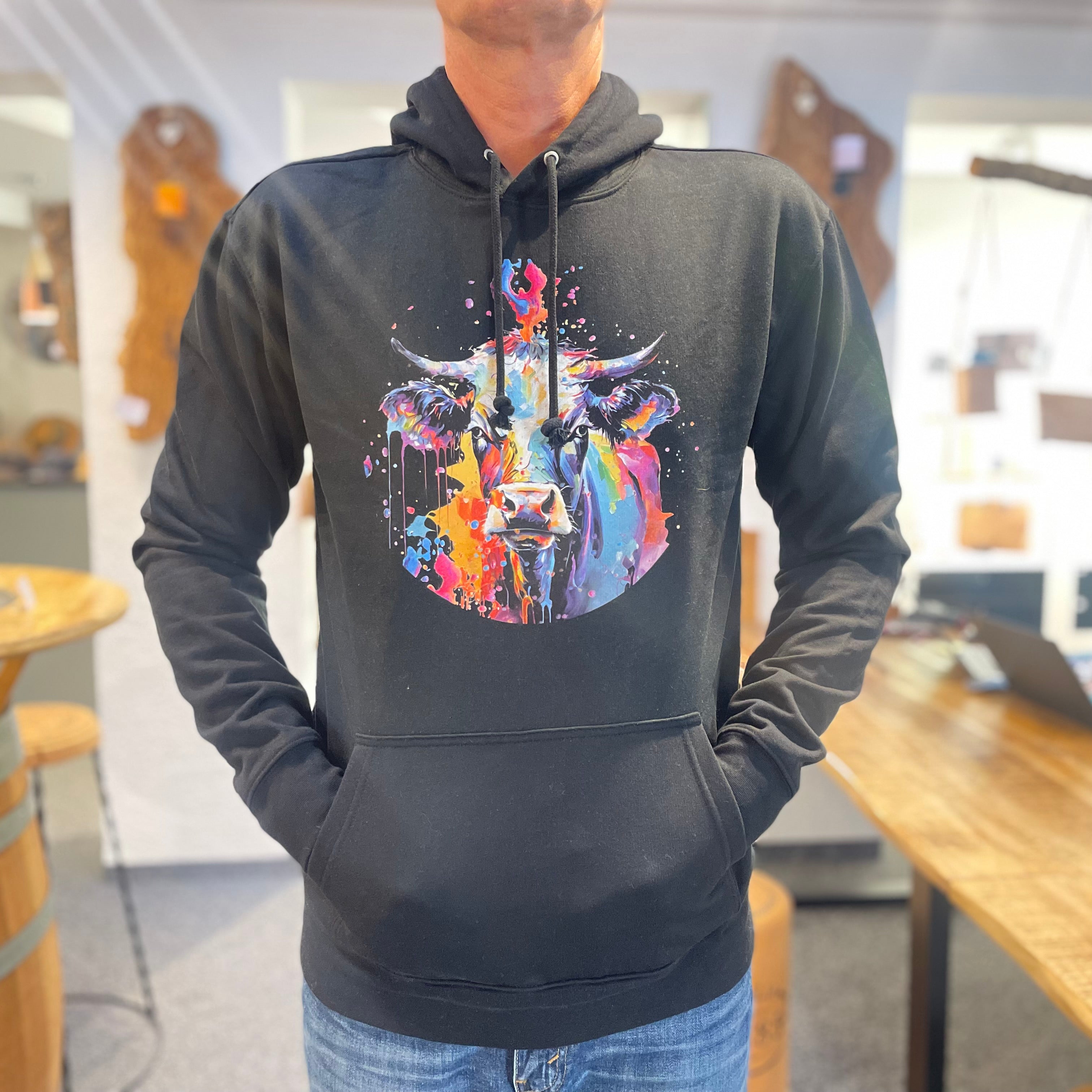 Unisex Kapuzenpullover * Hoodie * Kuh "Mimi" Print * schwarz * Patricio Cataldo * 80% Bio Baumwolle * 20% recycelter Polyester * Hergestellt in Polen