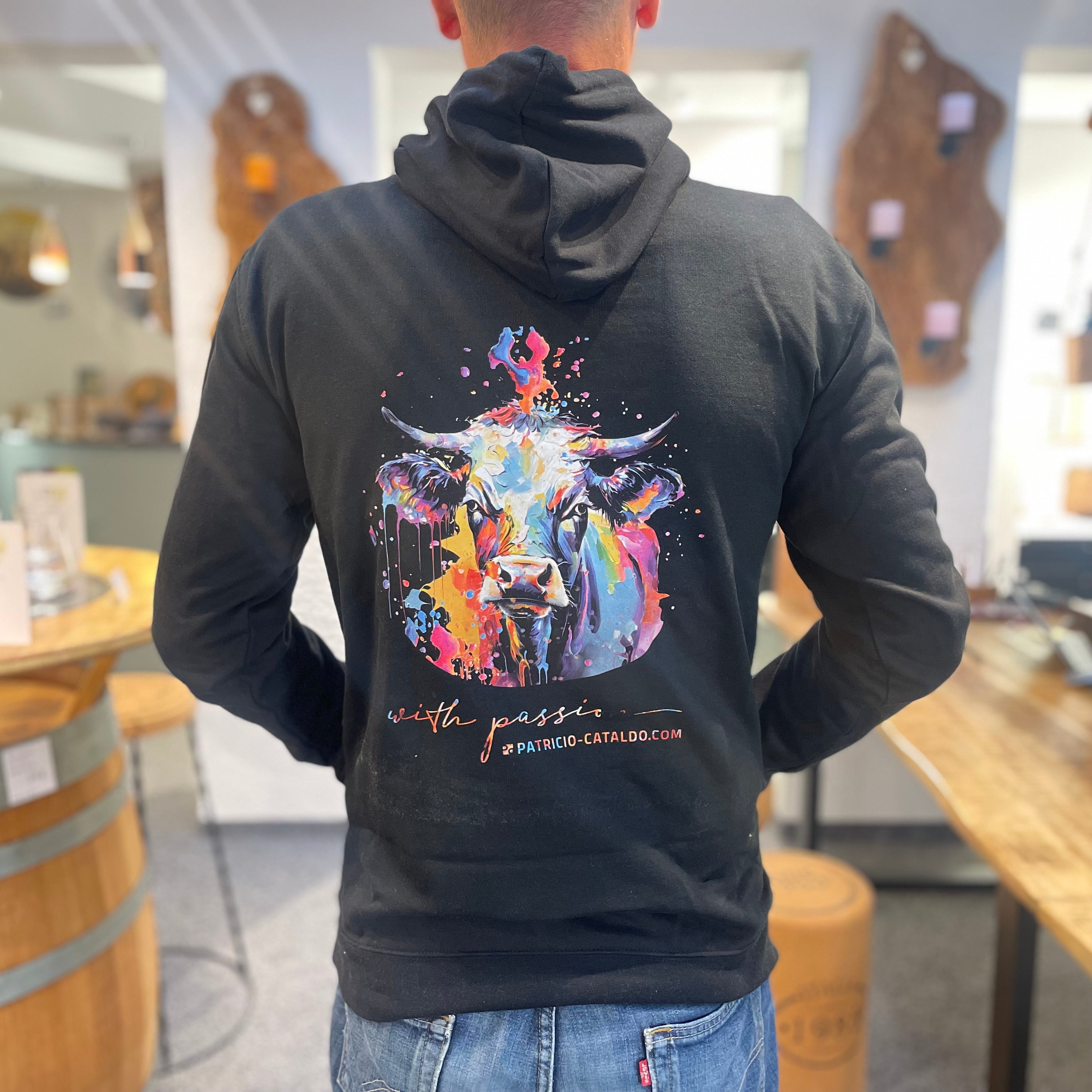 Unisex Kapuzenpullover * Hoodie * Kuh "Mimi" Print * schwarz * Patricio Cataldo * 80% Bio Baumwolle * 20% recycelter Polyester * Hergestellt in Polen