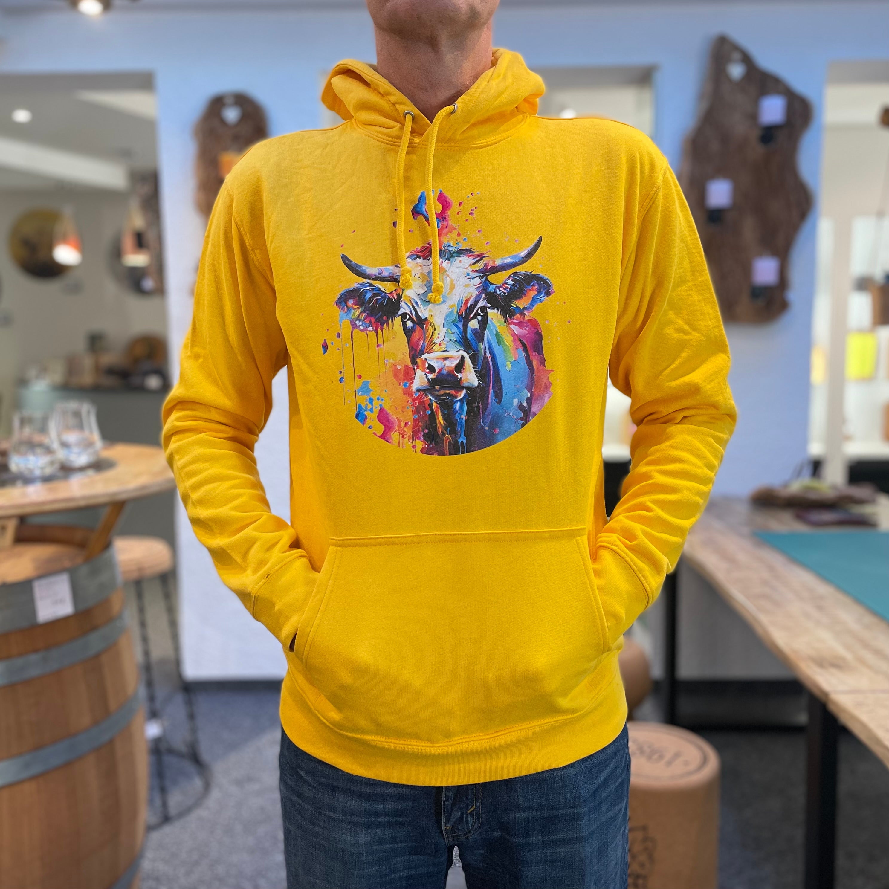 Unisex Kapuzenpullover * Hoodie * Kuh "Mimi" Farbenzauber Print * gelb * Patricio Cataldo * 80% Bio Baumwolle * 20% recycelter Polyester * Hergestellt in Polen