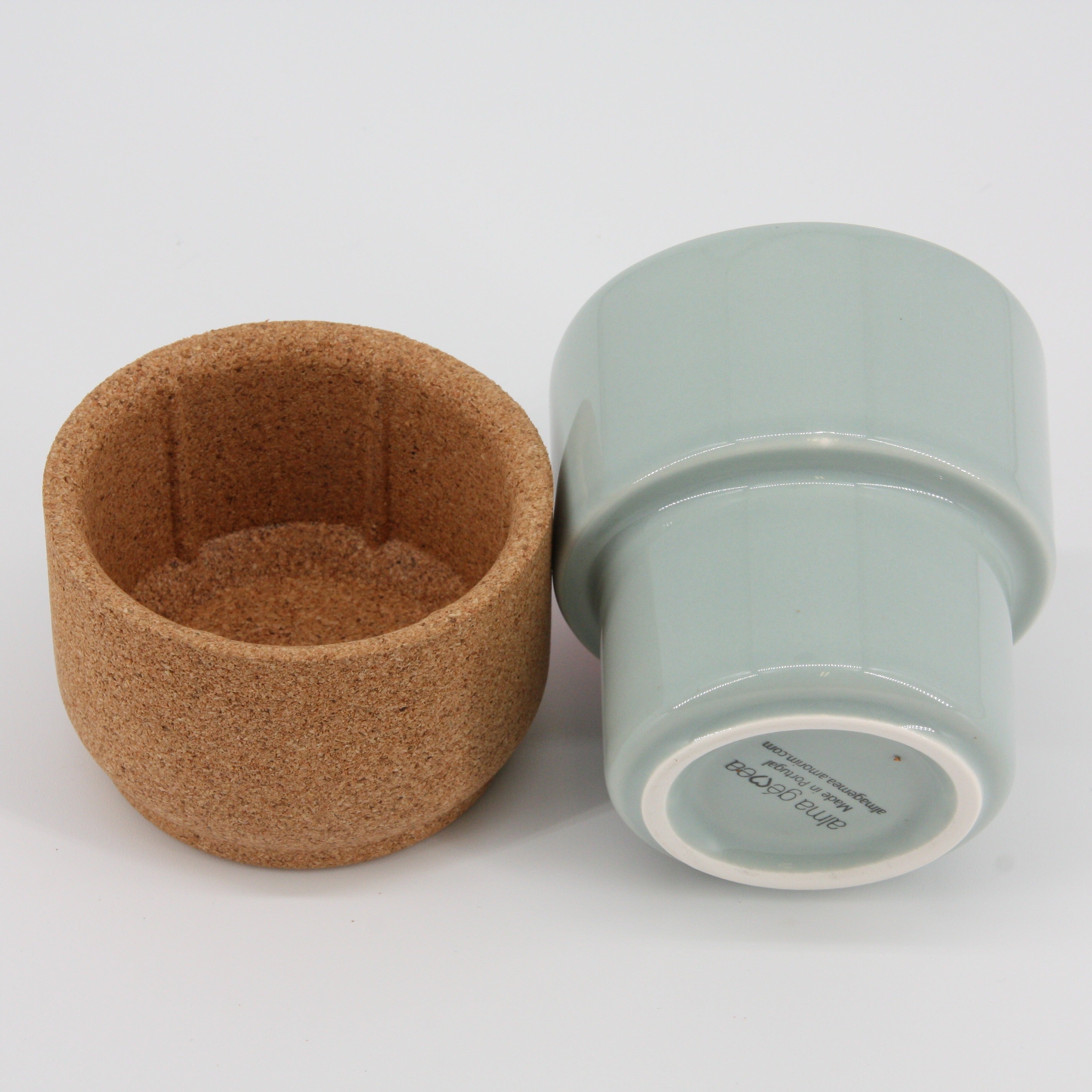 verKORKst Premium Kaffee und Tee Tasse * hellgrün * Keramik und Kork * ohne Henkel * vielfach prämiert * Designer Cup henkellos * made in Portugal