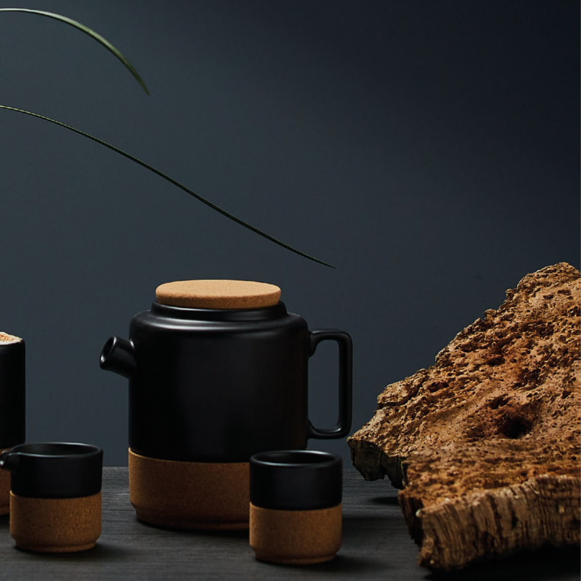 verKORKst Premium Tee und Kaffee Kanne * 850 ml * schwarz * Keramik und Kork * vielfach prämiert * Designer Tee Karaffe * made in Portugal