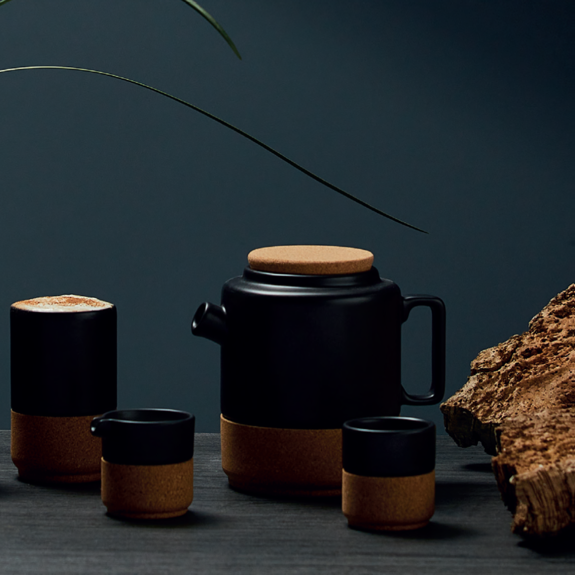 verKORKst Premium Wasser Krug * 1 Liter * schwarz * Keramik und Kork * vielfach prämiert * Designer Saft und Wasser Karaffe * made in Portugal