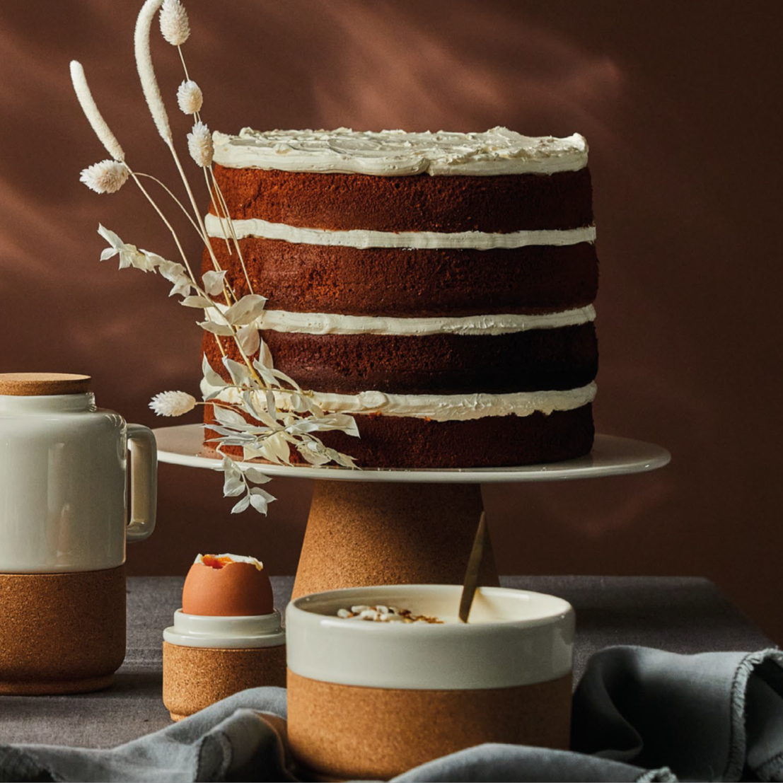 verKORKst Premium Kuchenplatte Tortenplatte * perlweiß * Keramik und Kork * vielfach prämiert * Designer Kuchen- und Torten-Ständer * made in Portugal