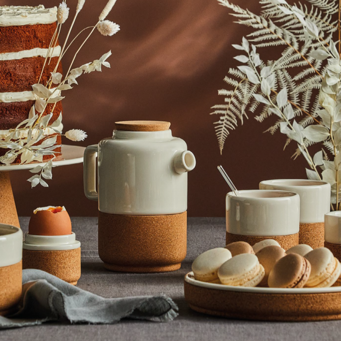 verKORKst Premium Kuchenplatte Tortenplatte * perlweiß * Keramik und Kork * vielfach prämiert * Designer Kuchen- und Torten-Ständer * made in Portugal