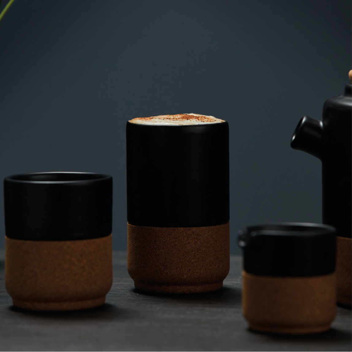 verKORKst Premium Kaffee und Tee Tasse * schwarz * Keramik und Kork * ohne Henkel * vielfach prämiert * Designer Cup henkellos * made in Portugal